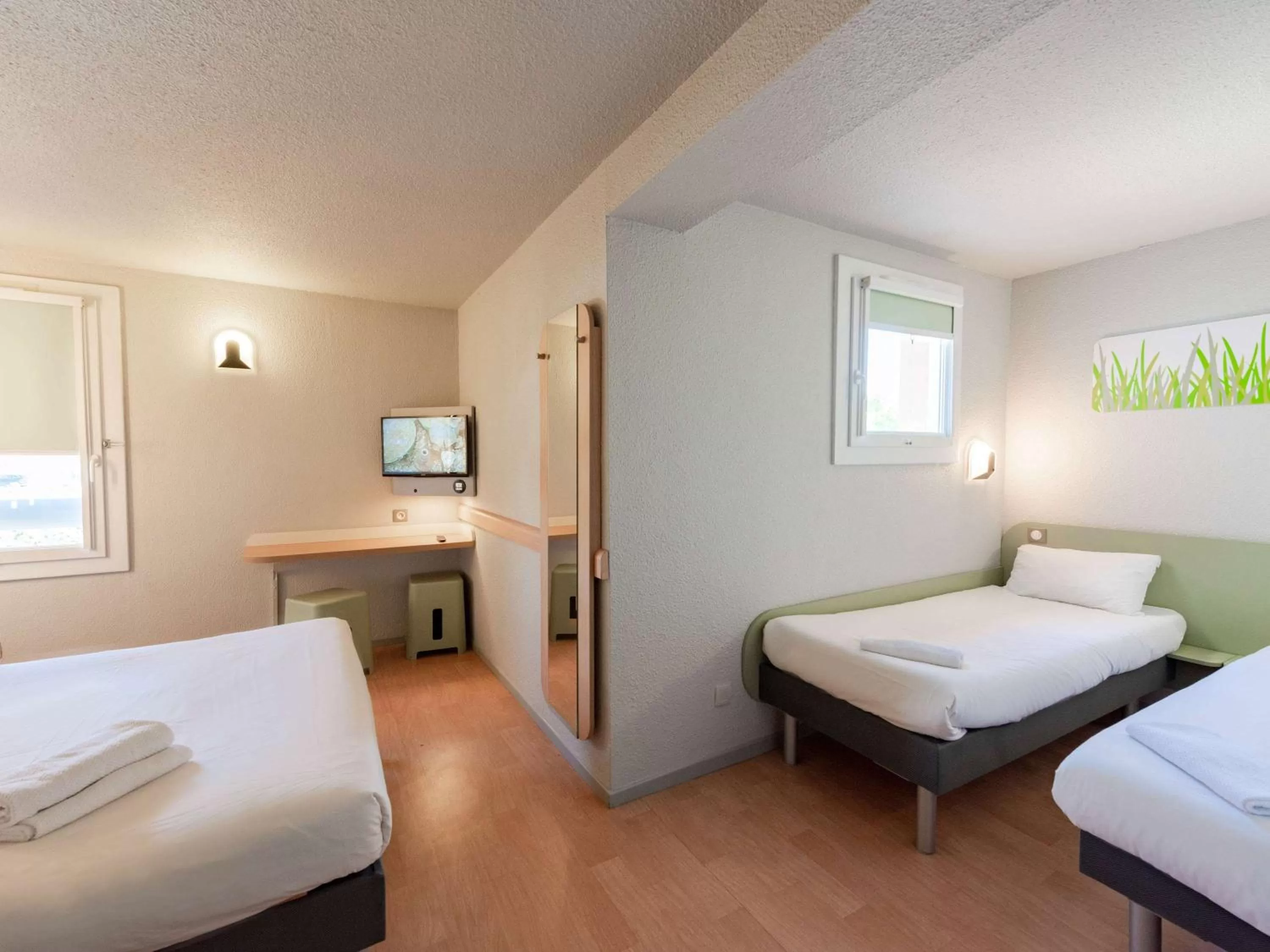 Photo of the whole room, Bed in Ibis Budget Avignon Nord