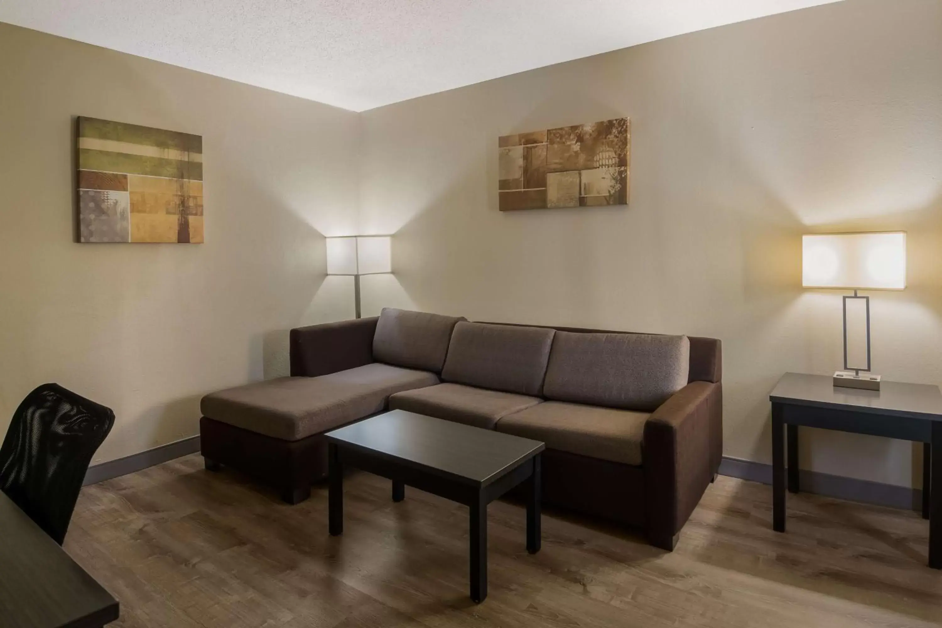 Bedroom, Seating Area in SureStay Plus Hotel by Best Western Jackson