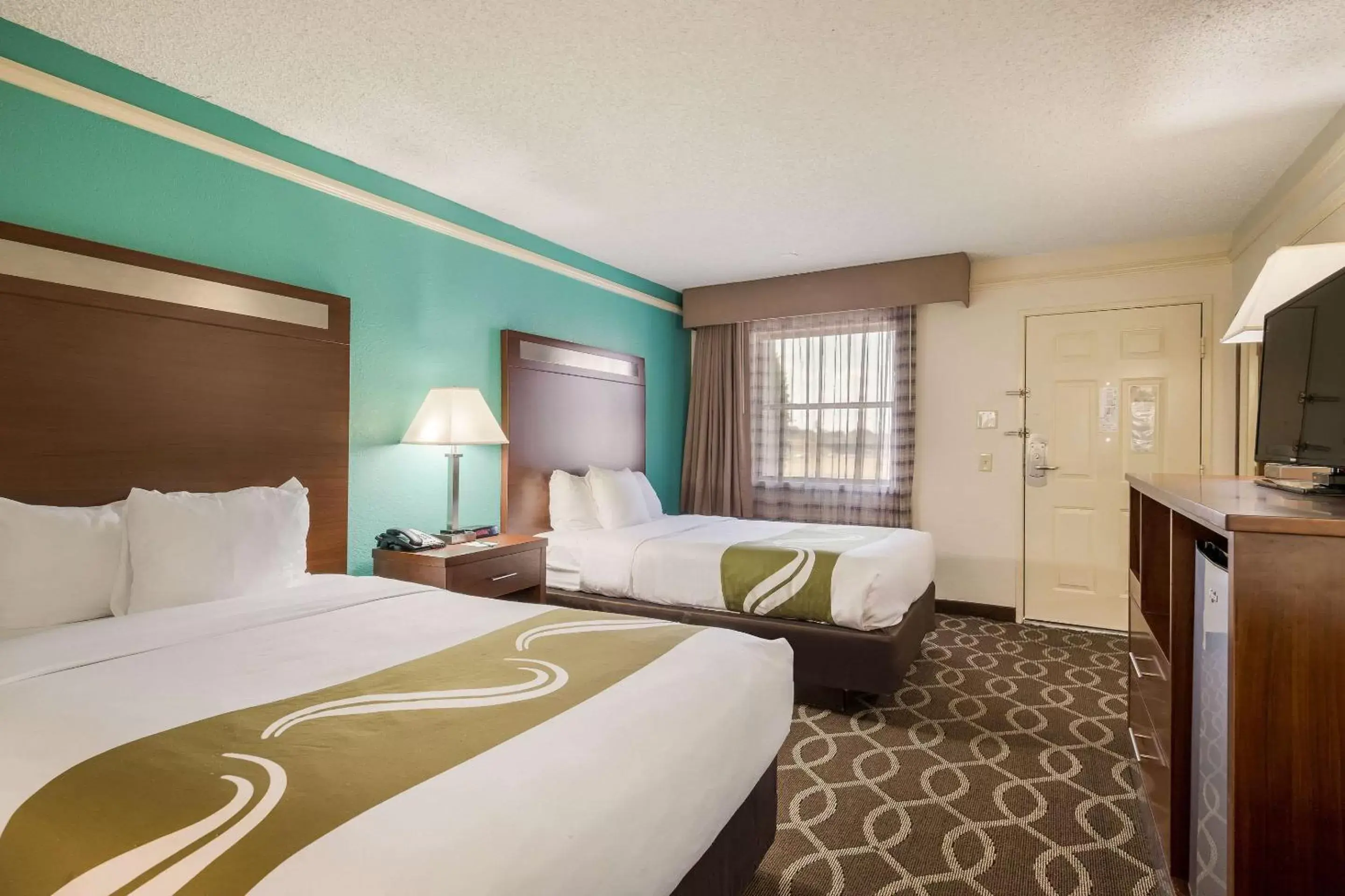 Photo of the whole room, Bed in Quality Inn Tulsa Central