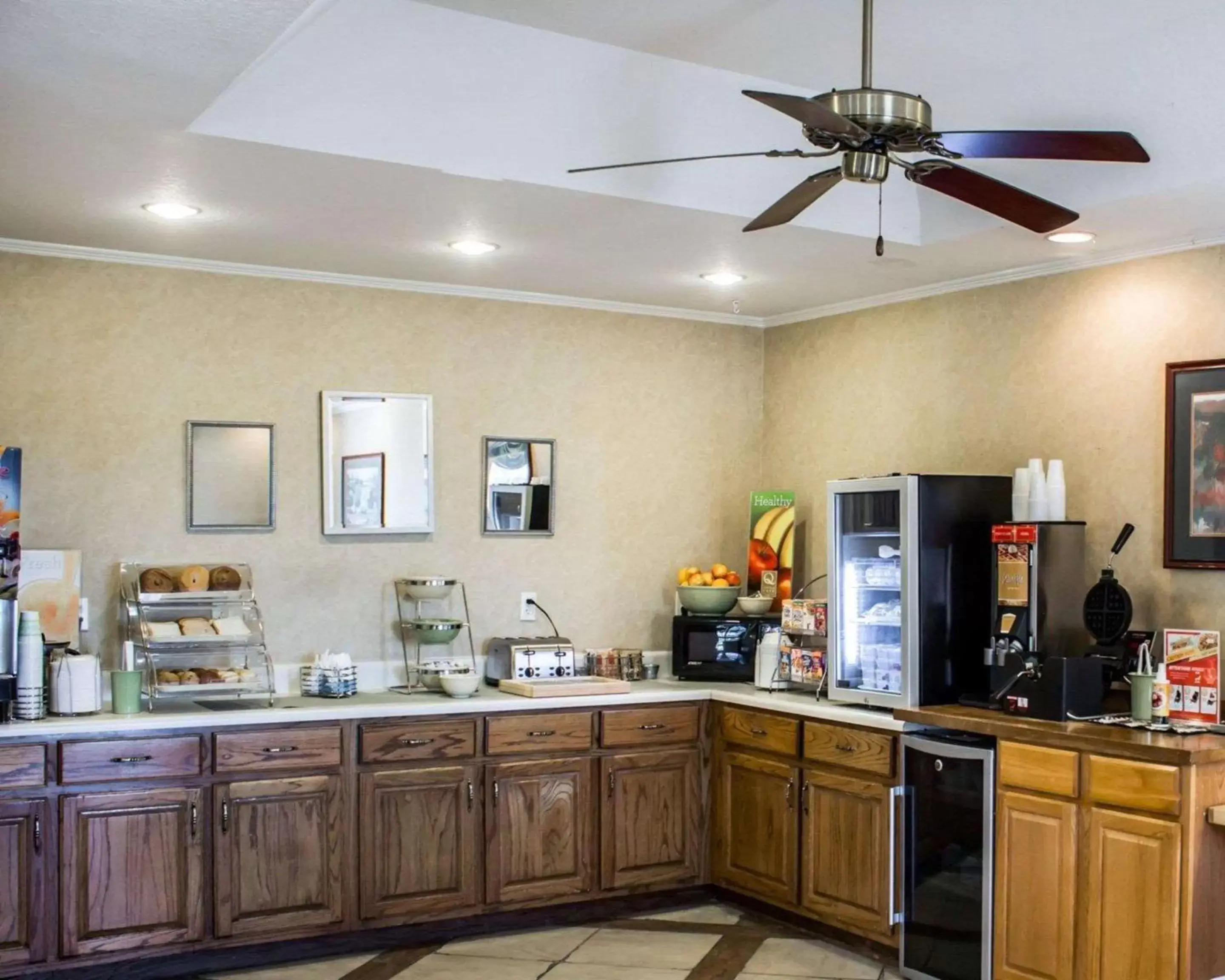 Restaurant/places to eat, Kitchen/Kitchenette in Quality Inn near Seymour Johnson AFB