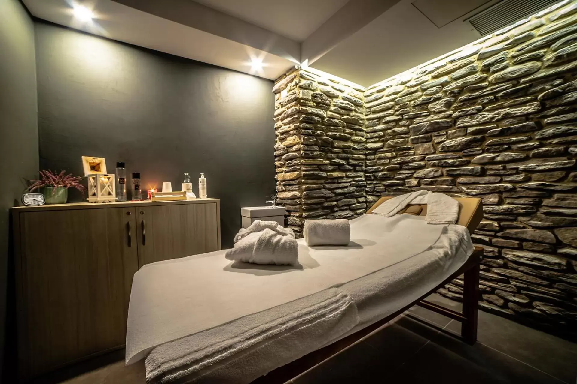 Massage in HB Aosta Hotel & Balcony SPA