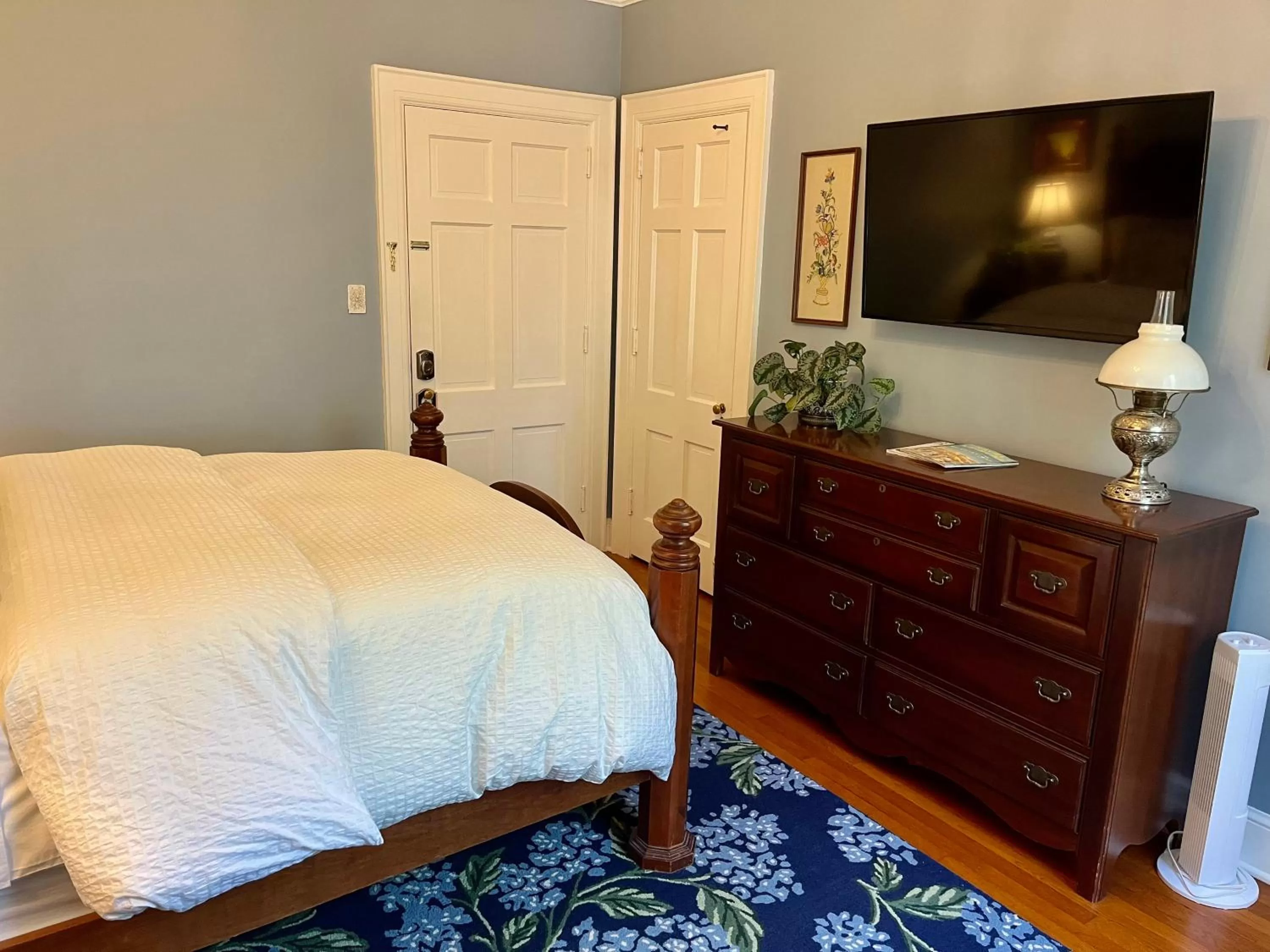 TV/Entertainment Center in The Holly and Ivy Inn