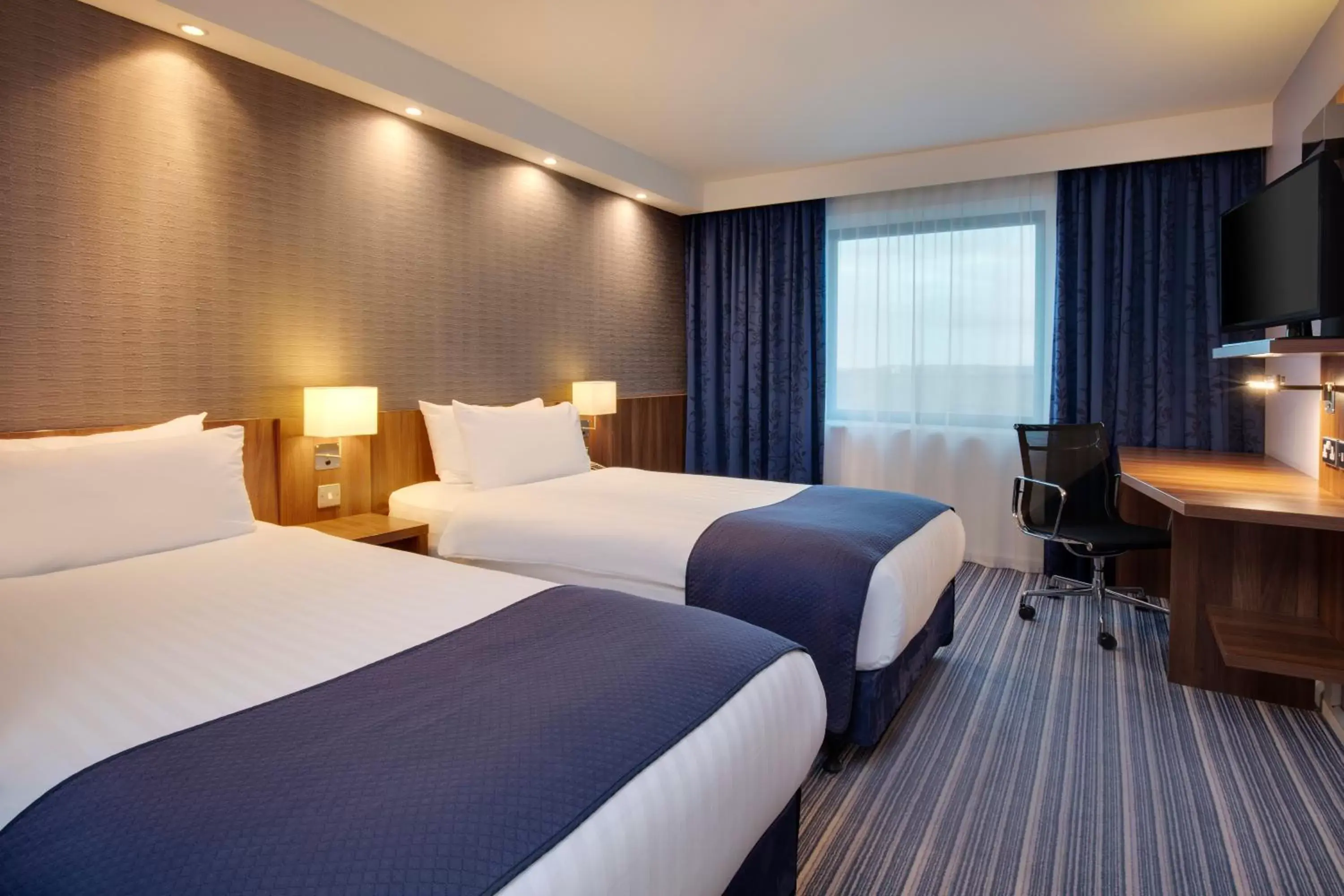 Photo of the whole room, Bed in Holiday Inn Express London Heathrow T5, an IHG Hotel