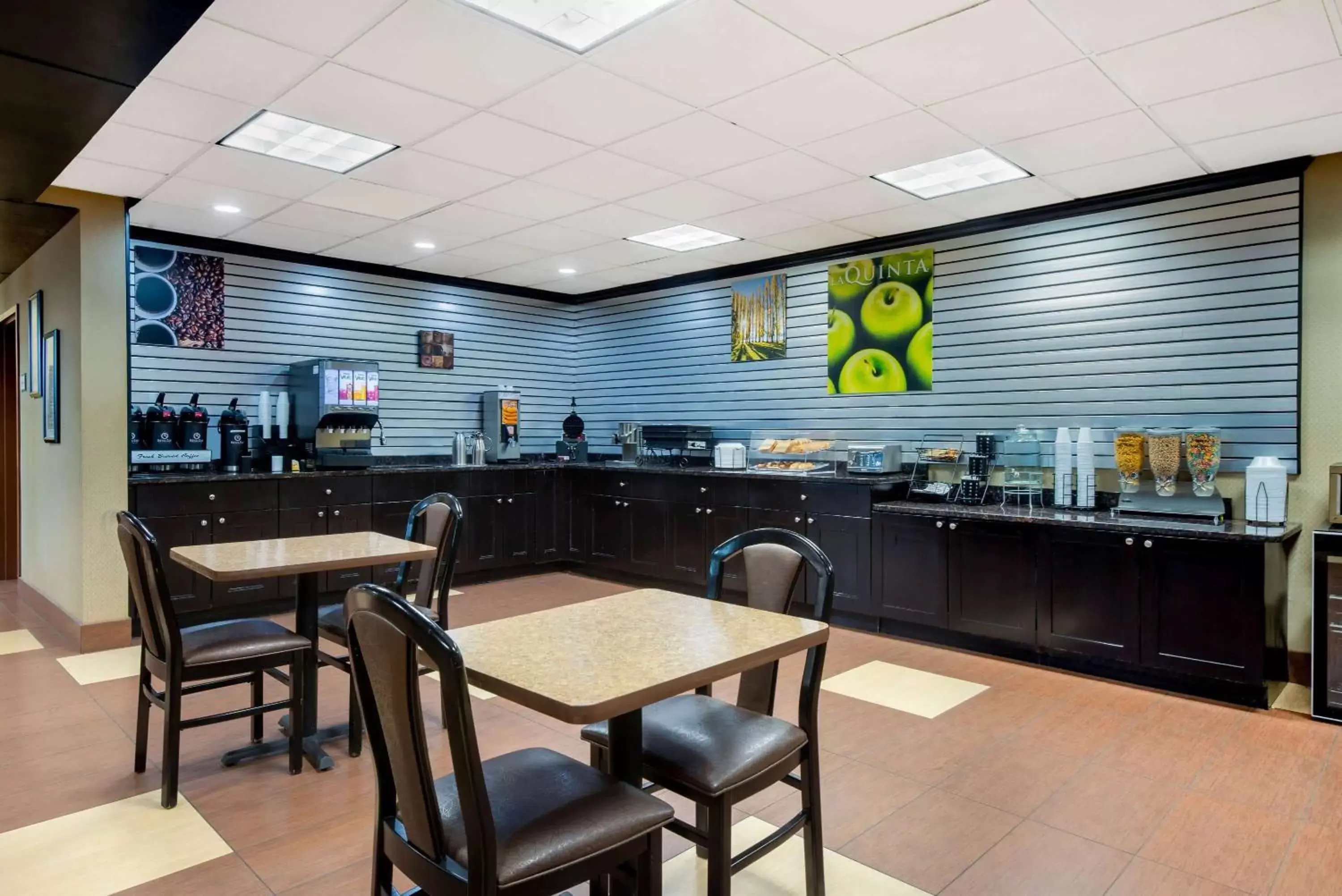 Restaurant/Places to Eat in La Quinta Inn by Wyndham West Long Branch