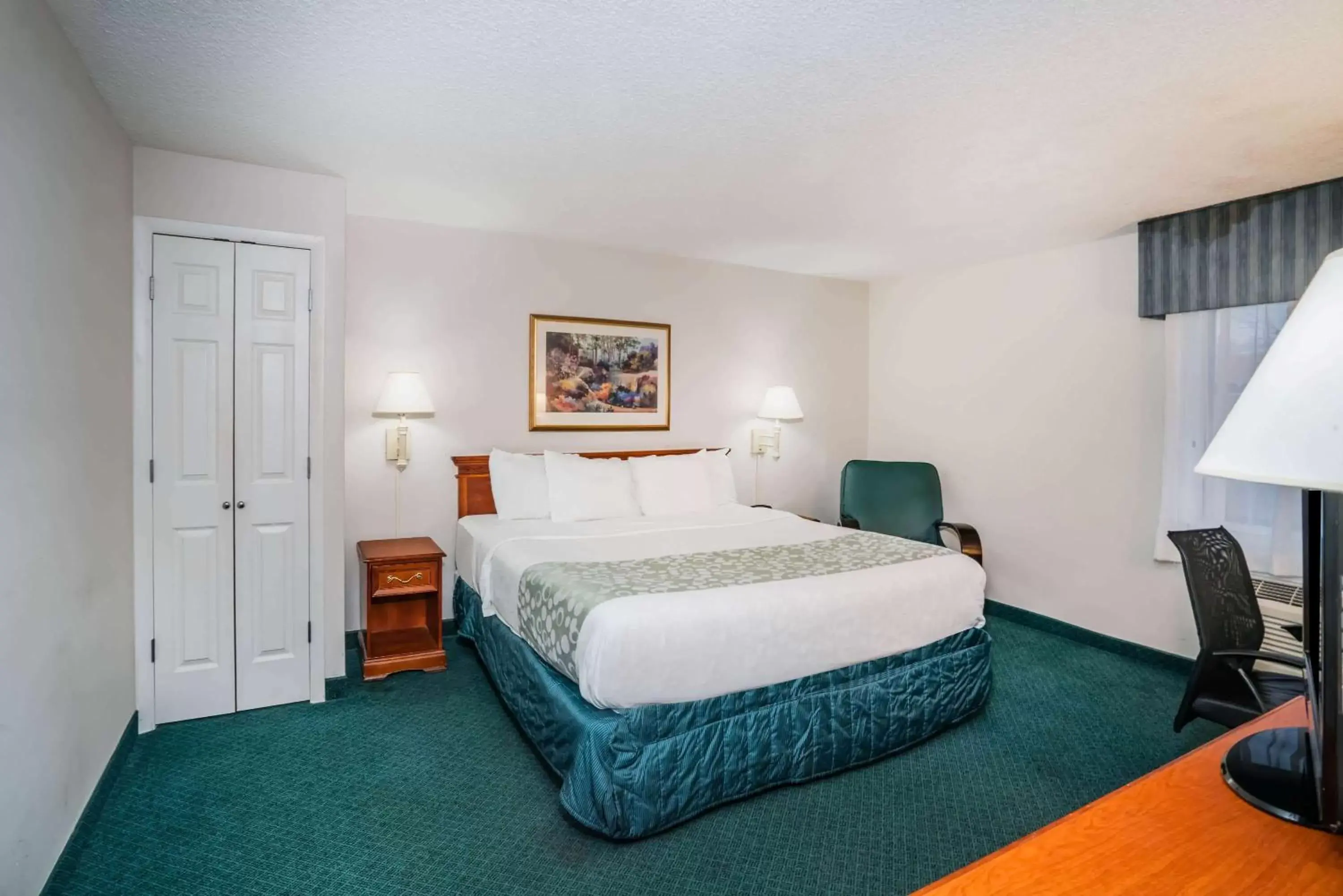 Photo of the whole room, Bed in La Quinta by Wyndham Nashville Franklin