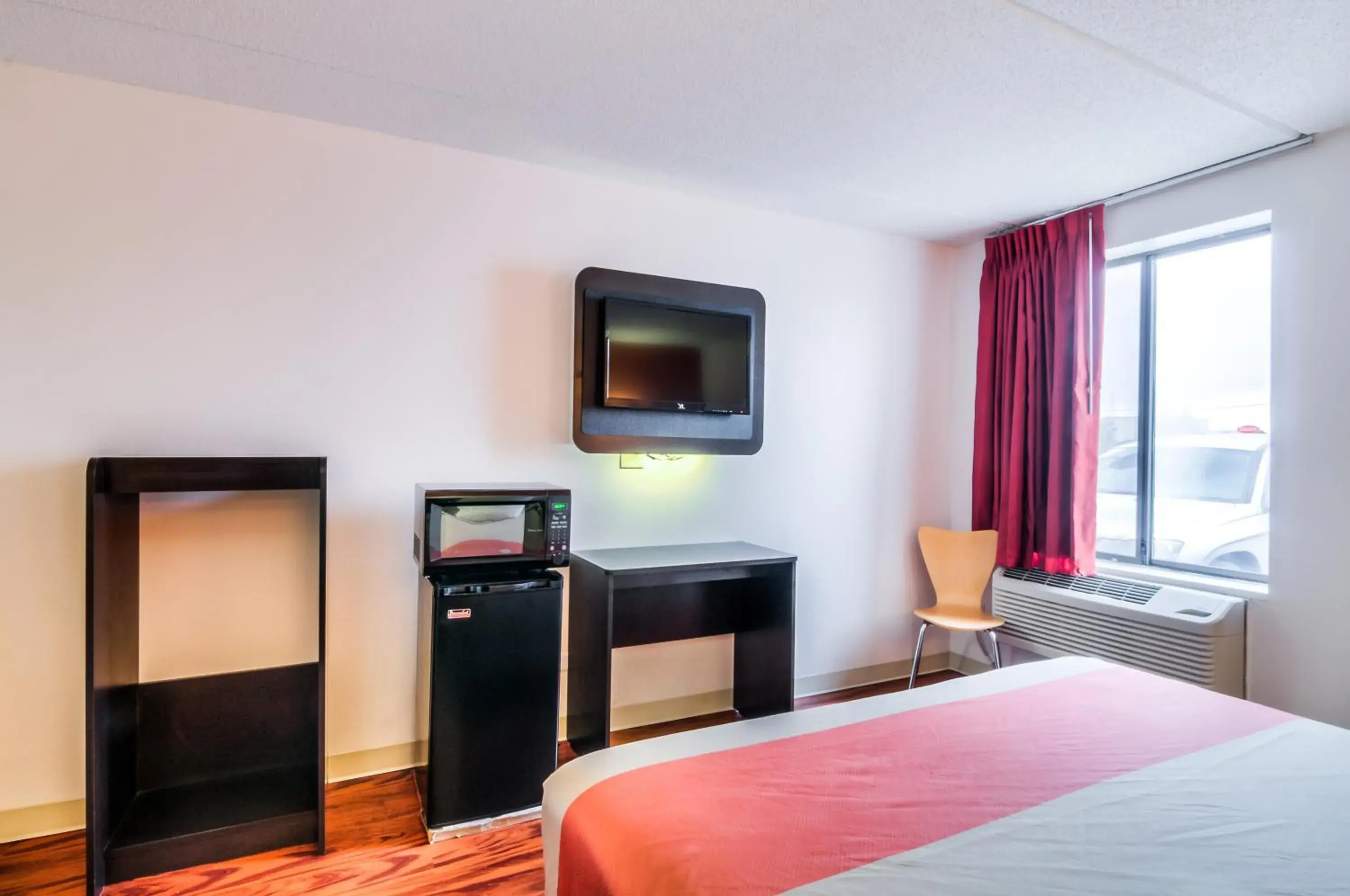 Bedroom, TV/Entertainment Center in Motel 6-Lansing, IL - Chicago South