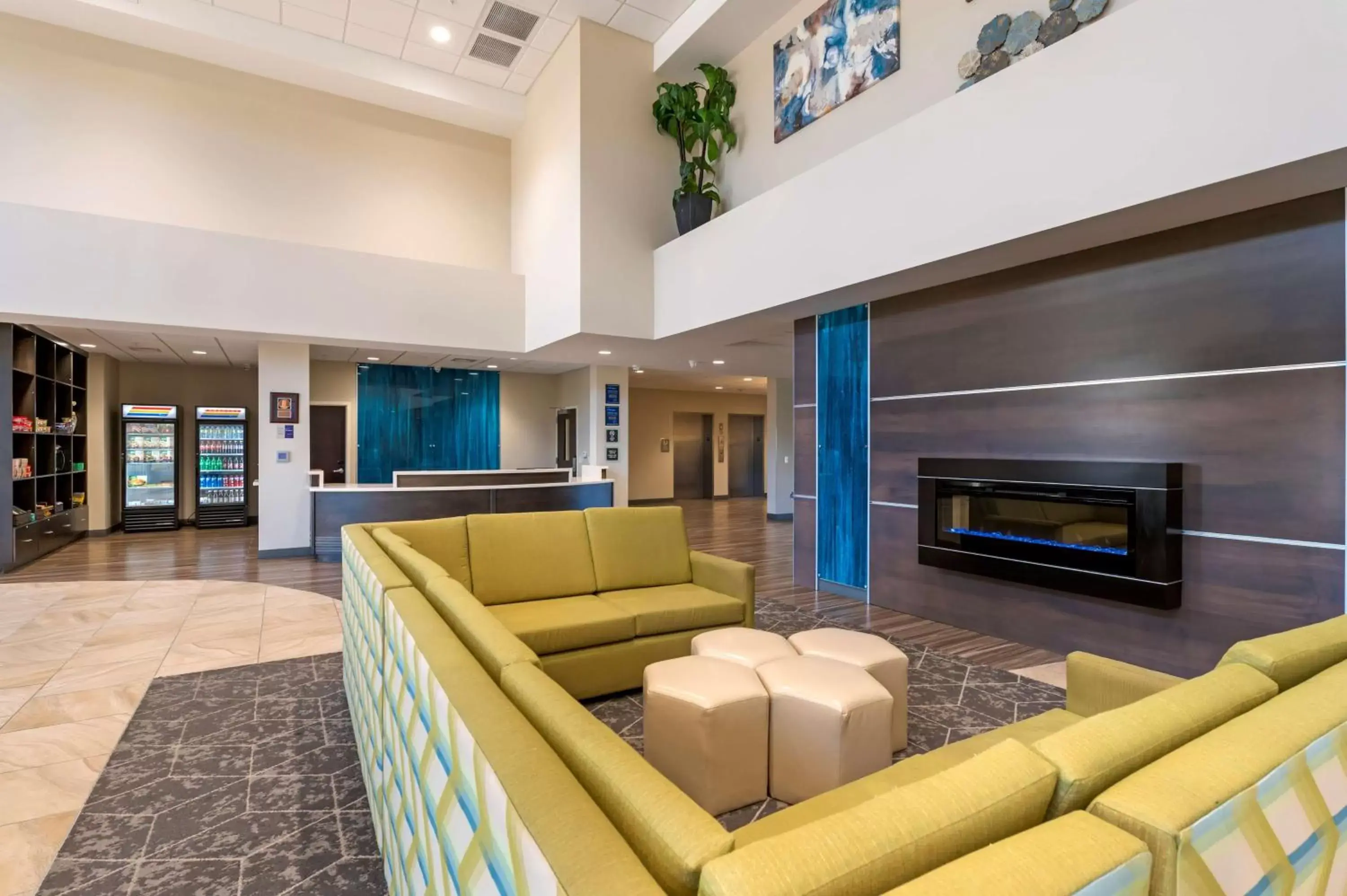 Lobby or reception, Seating Area in Best Western Plus Centralia Hotel & Suites