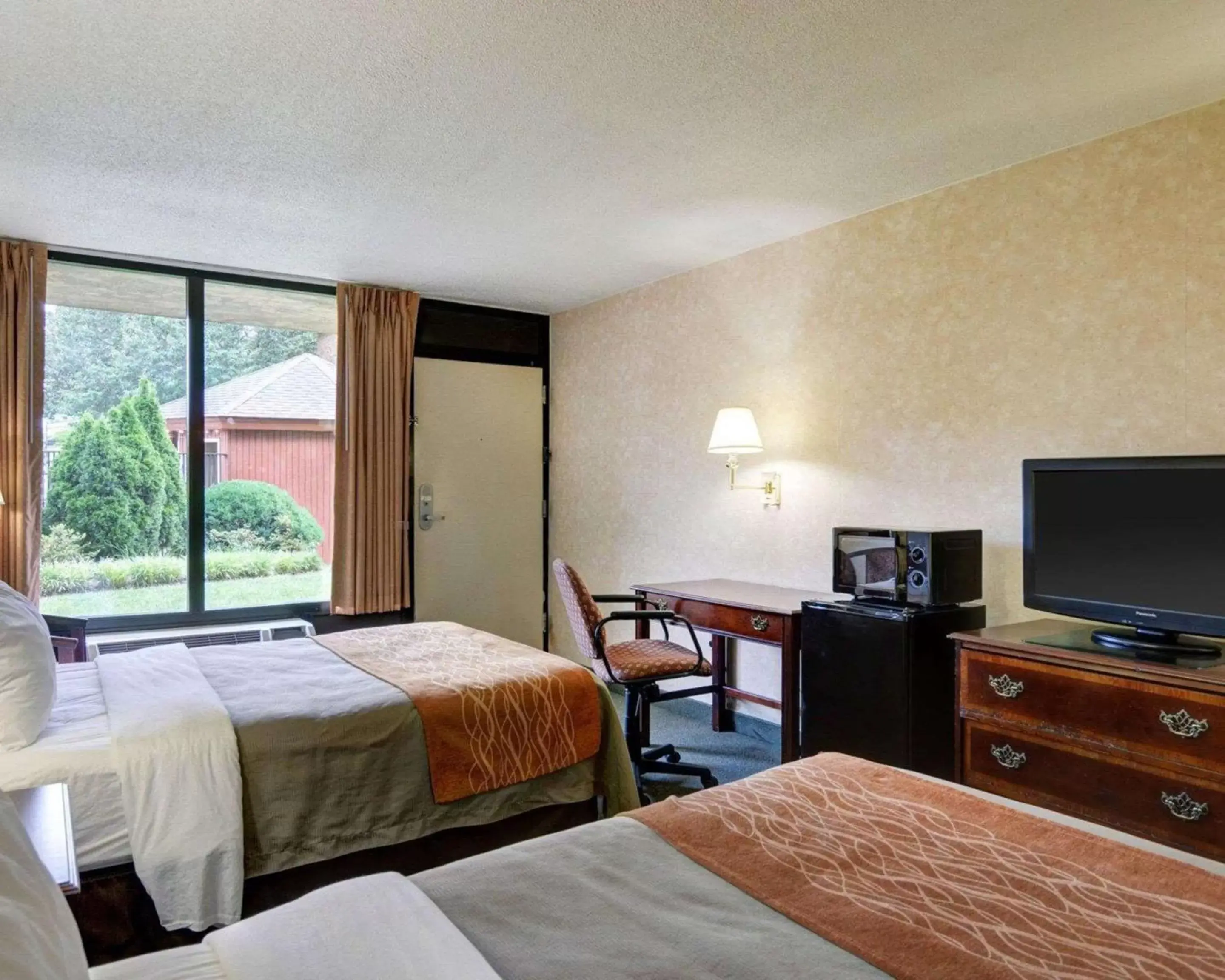 Photo of the whole room, Bed in Quality Inn Tysons Corner