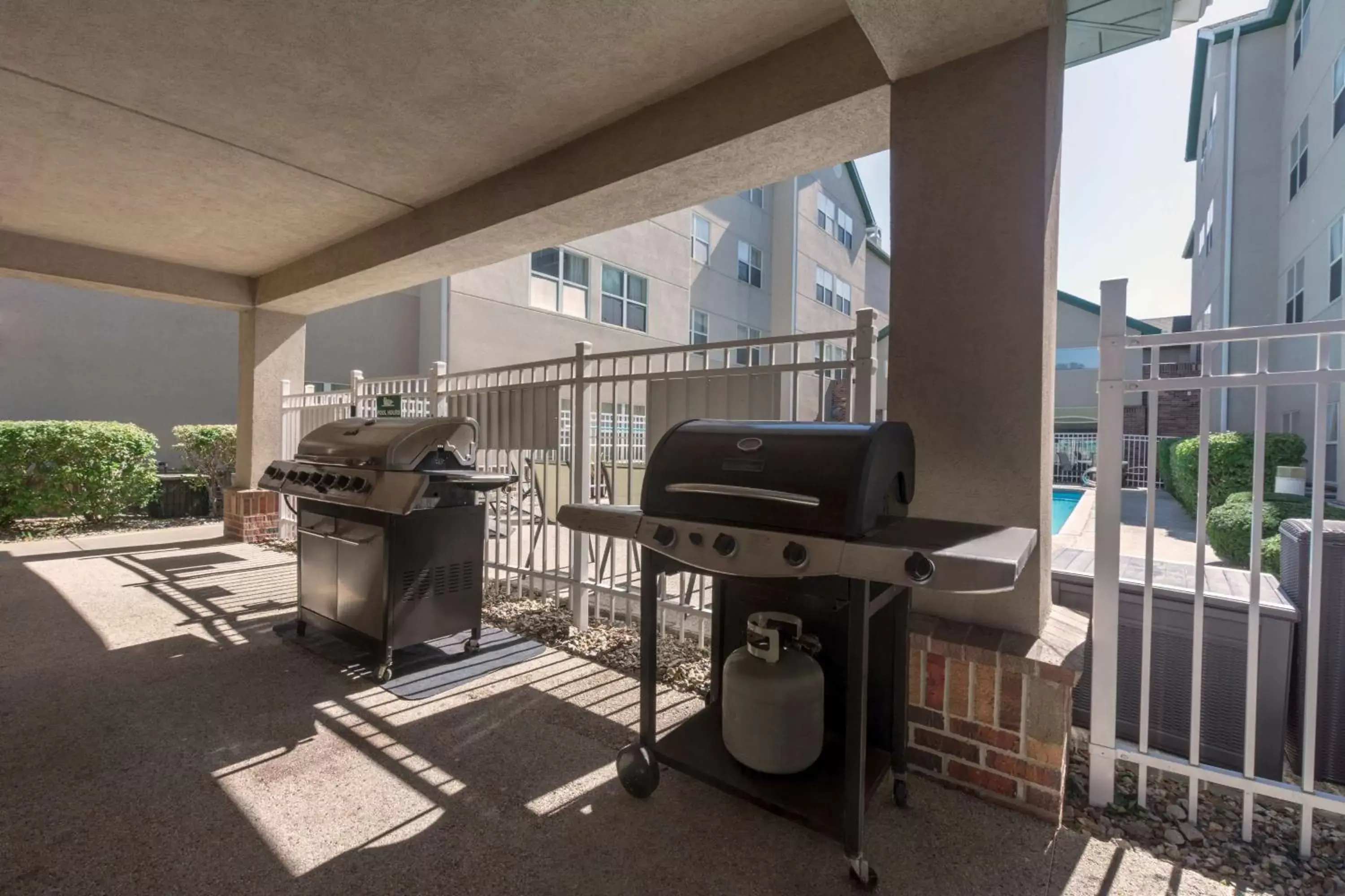 Patio, BBQ Facilities in Homewood Suites by Hilton Kansas City/Overland Park