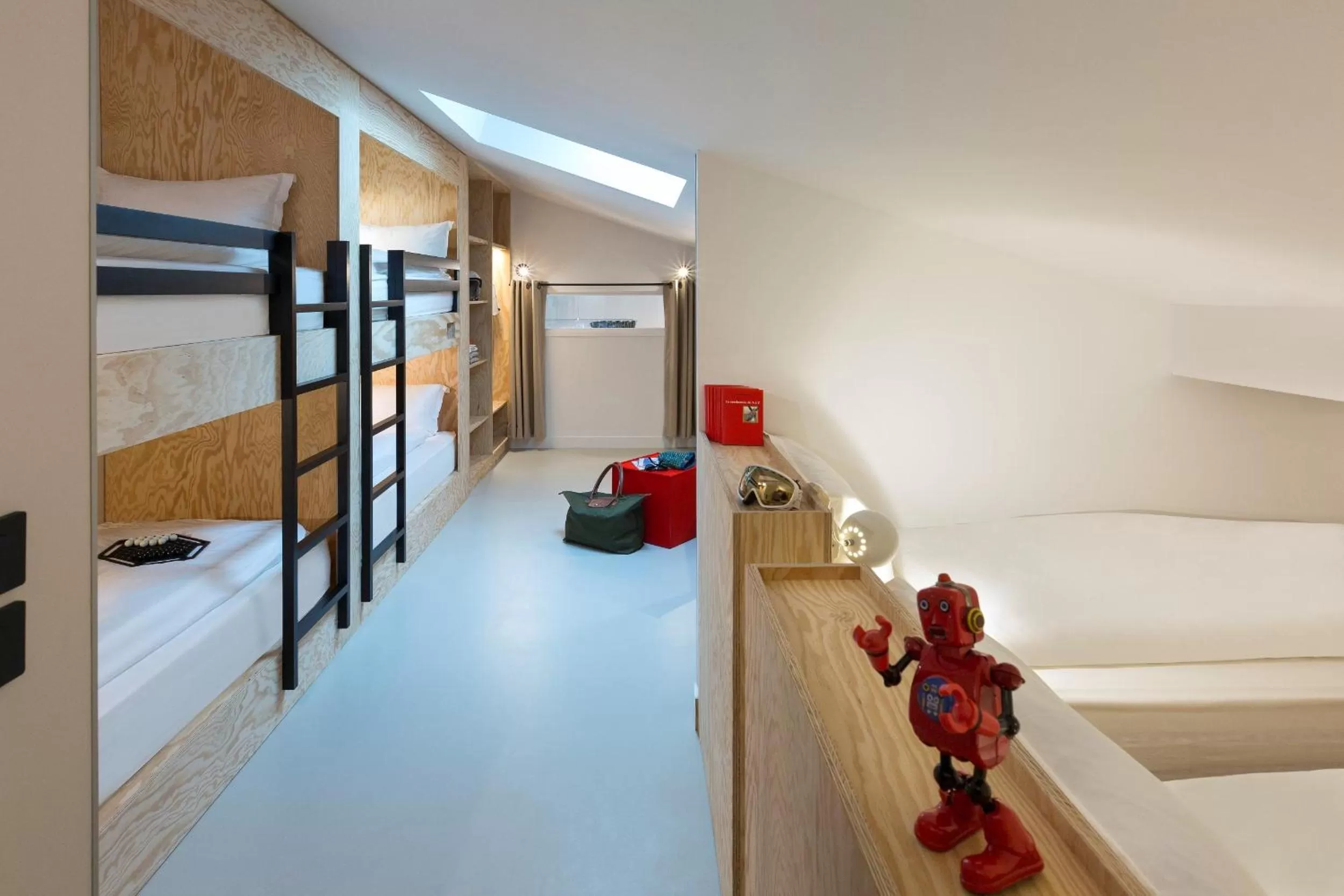 Photo of the whole room, Bed in RockyPop Chamonix - Les Houches