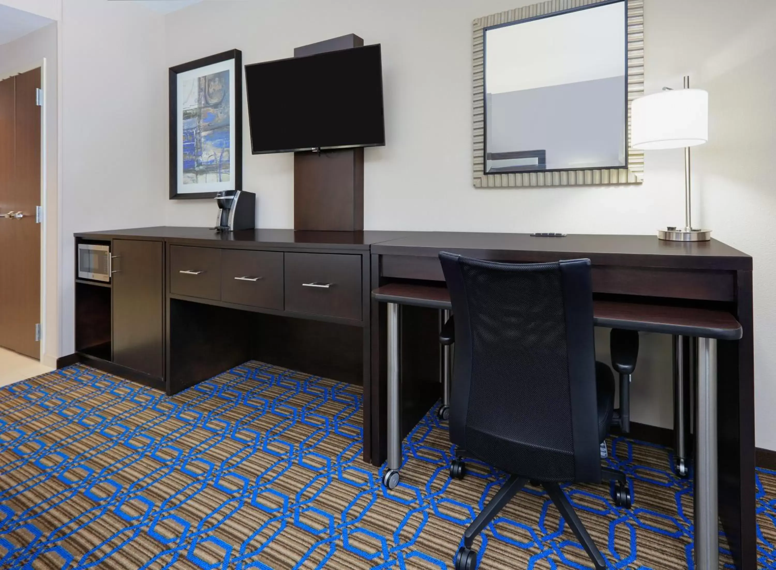 Photo of the whole room, TV/Entertainment Center in Holiday Inn Plano-The Colony, an IHG Hotel