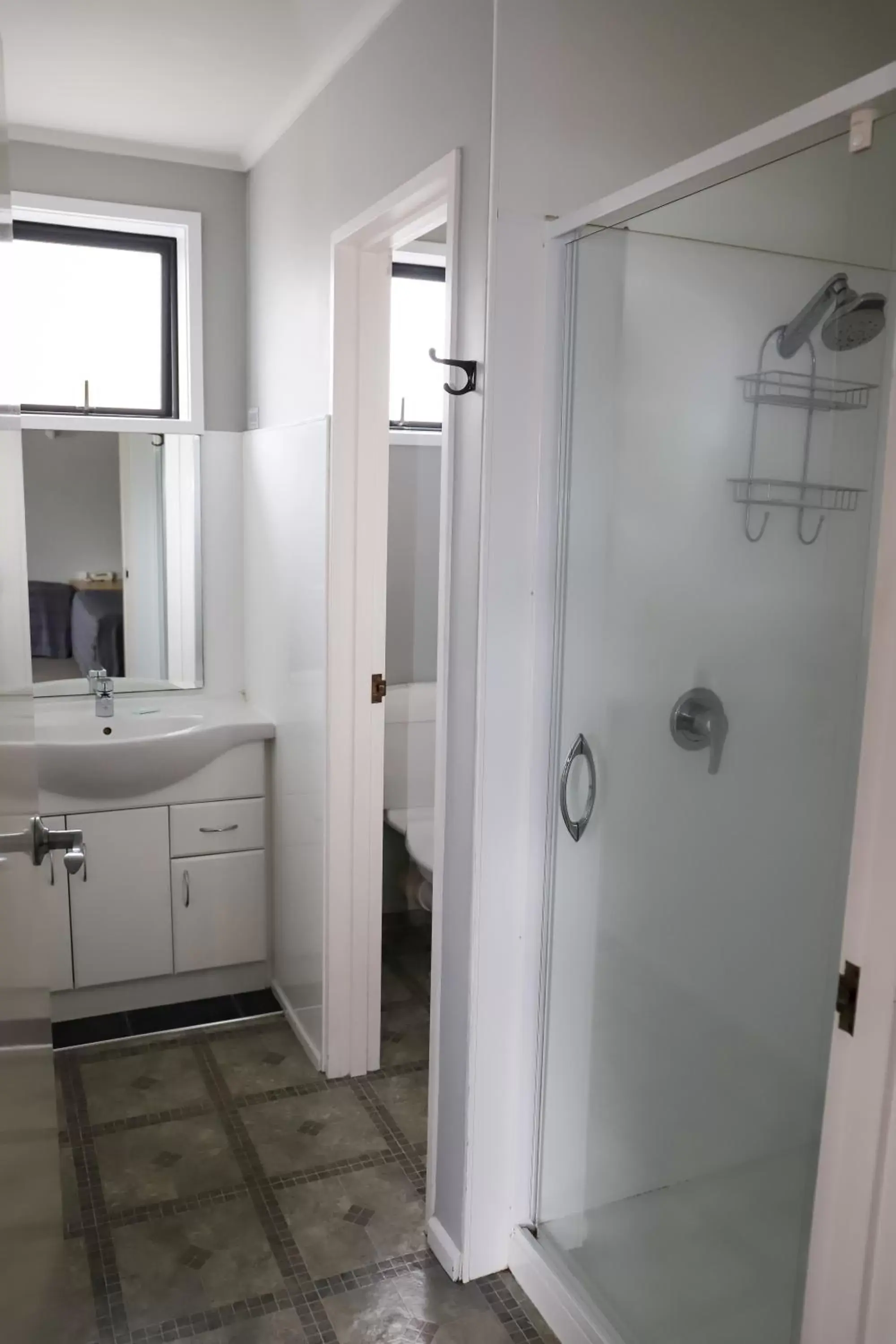 Shower, Bathroom in Coronation Park Motels