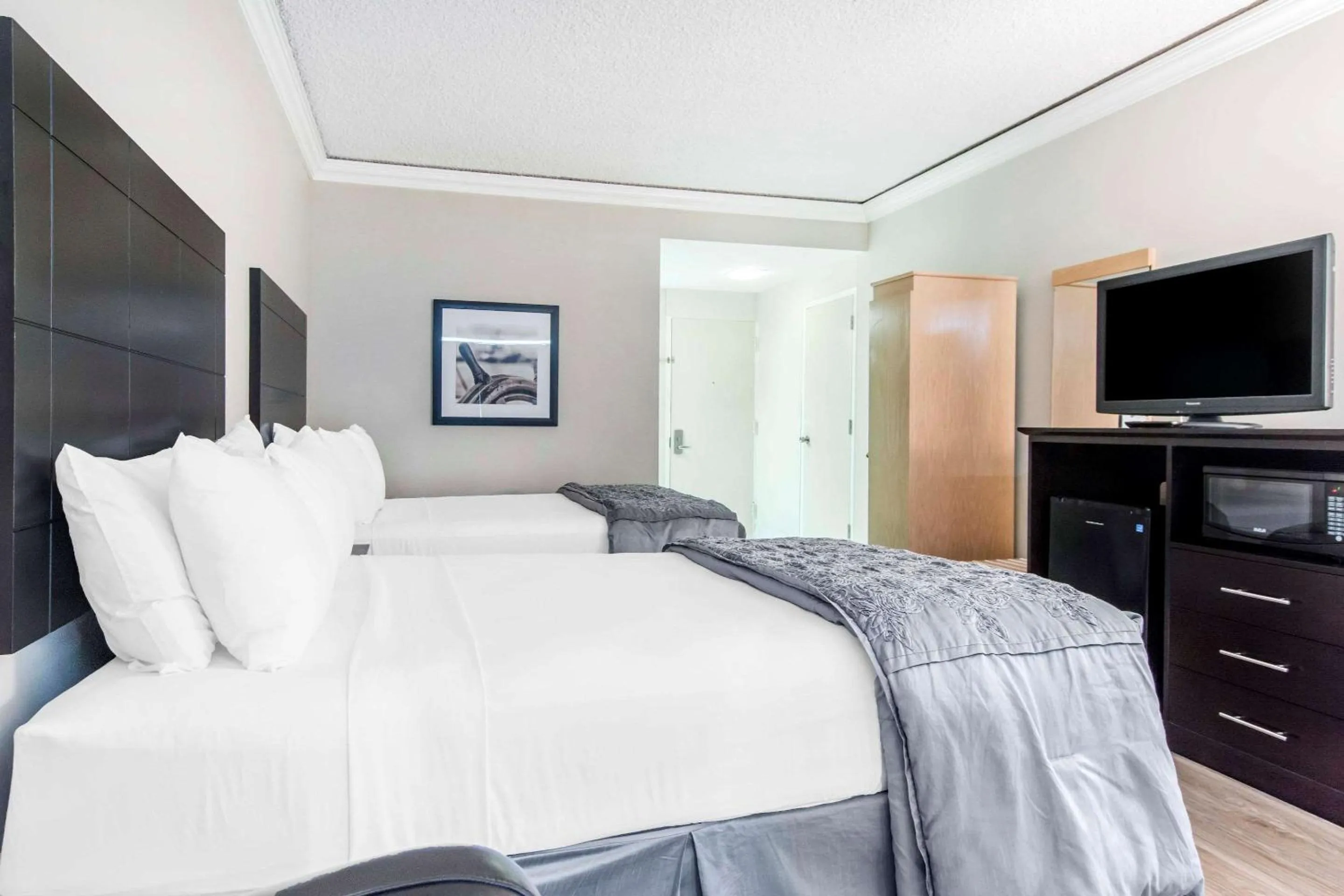 Double Room with Two Double Beds - Non-Smoking in Travelodge by Wyndham Trois-Rivieres