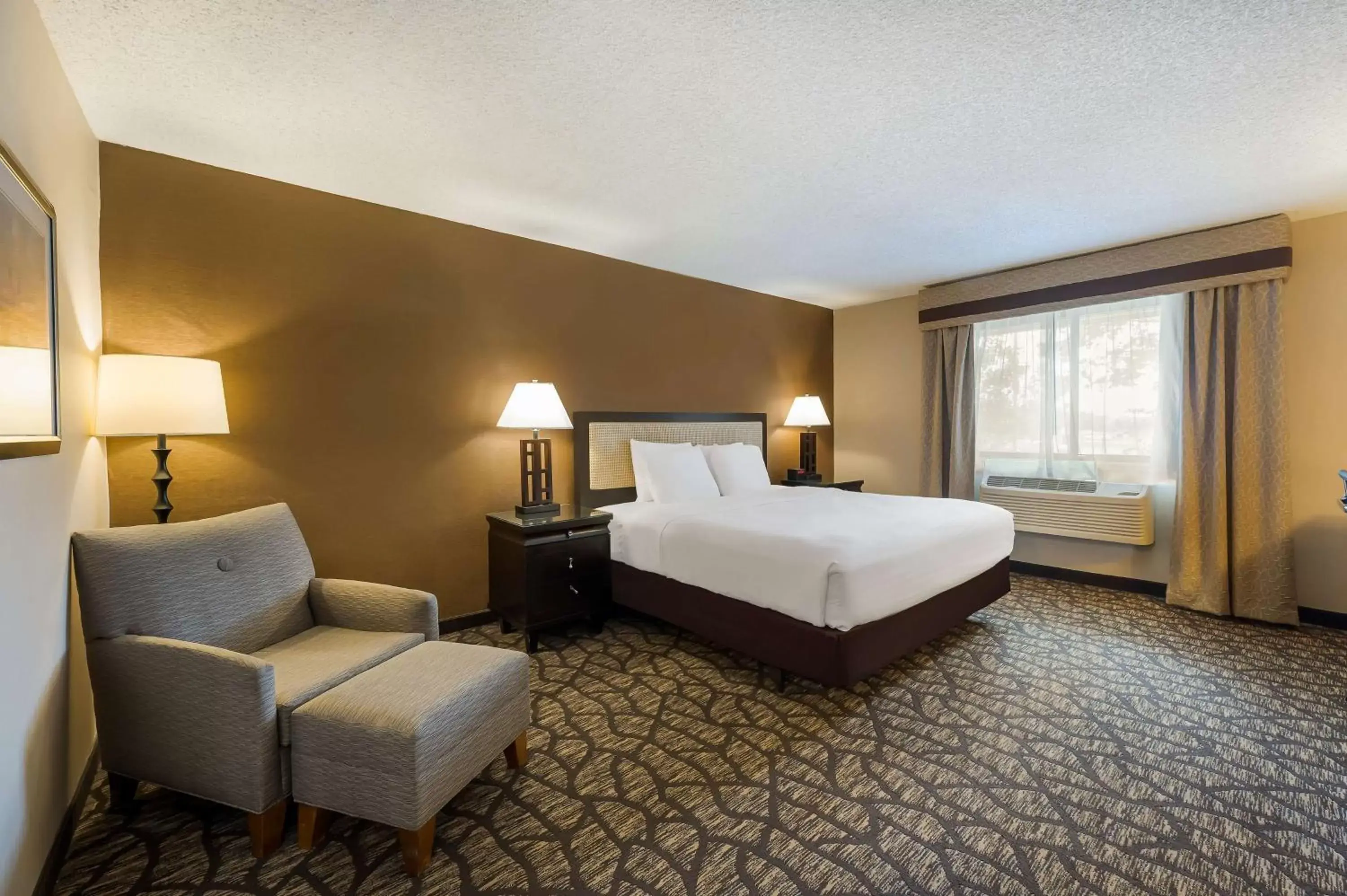 Bedroom in Best Western Detroit Livonia