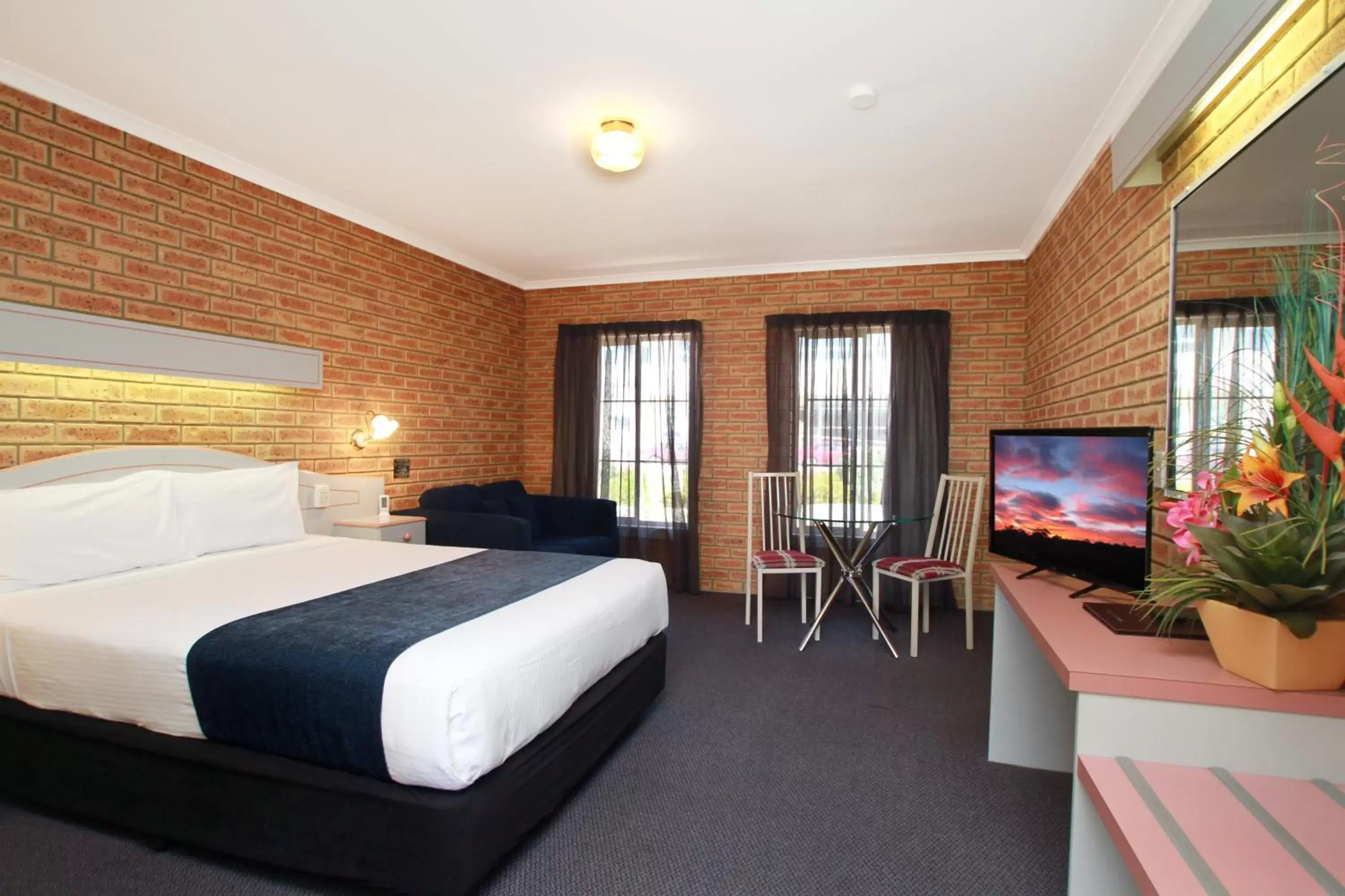 Bed, TV/Entertainment Center in Twofold Bay Motor Inn