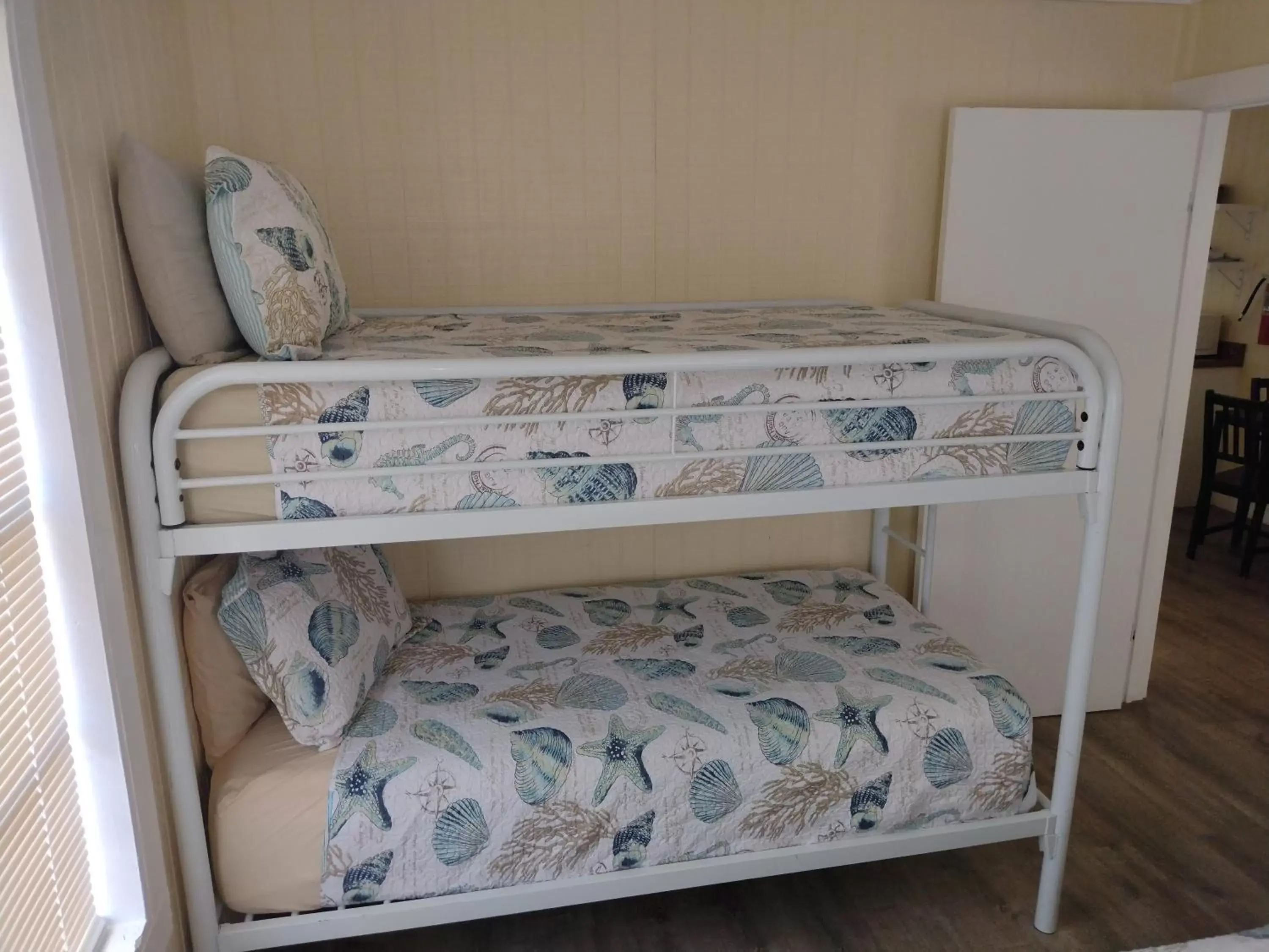 bunk bed in Double Barr Cottage Inn