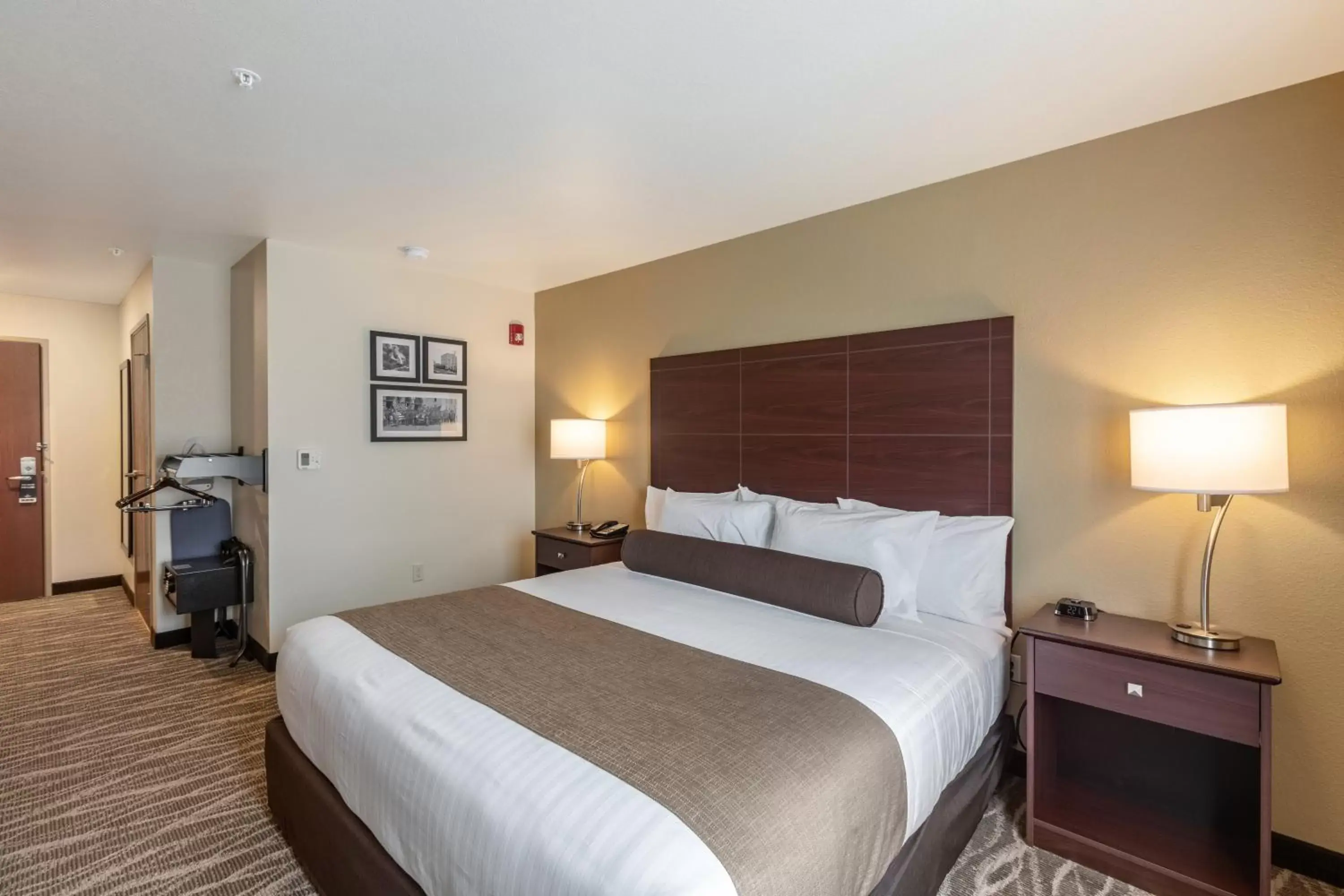 Bed in Cobblestone Hotel & Suites Appleton International Airport