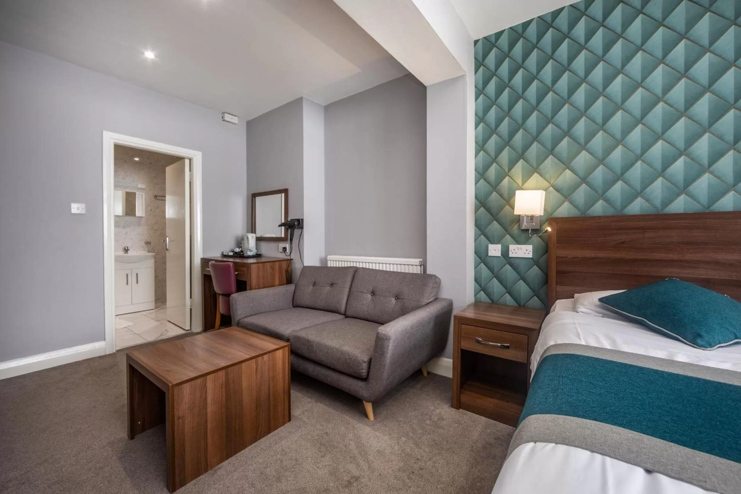 Seating area, Bed in King Solomon Hotel- Golders Green