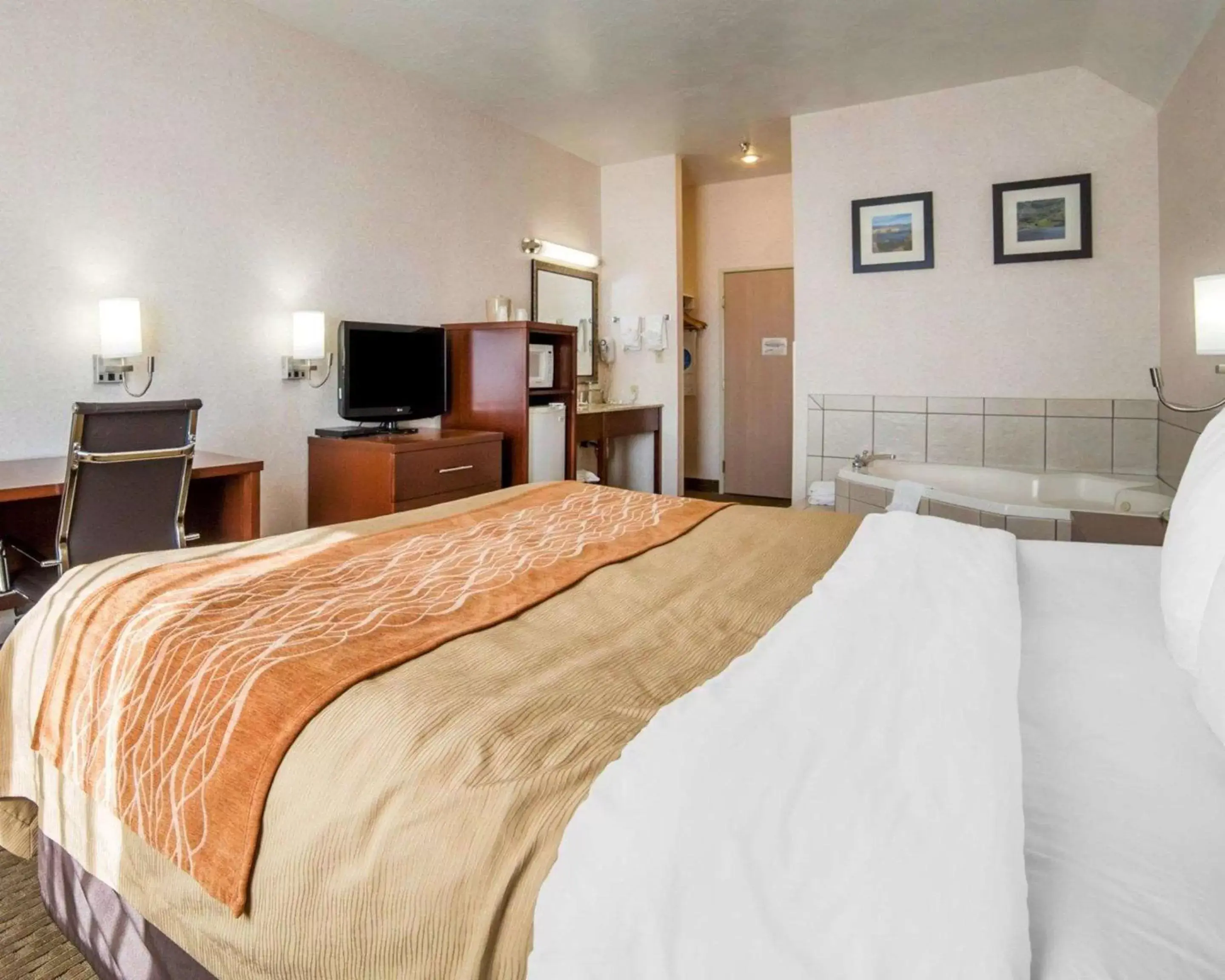 Bedroom, Bed in Comfort Inn Elko