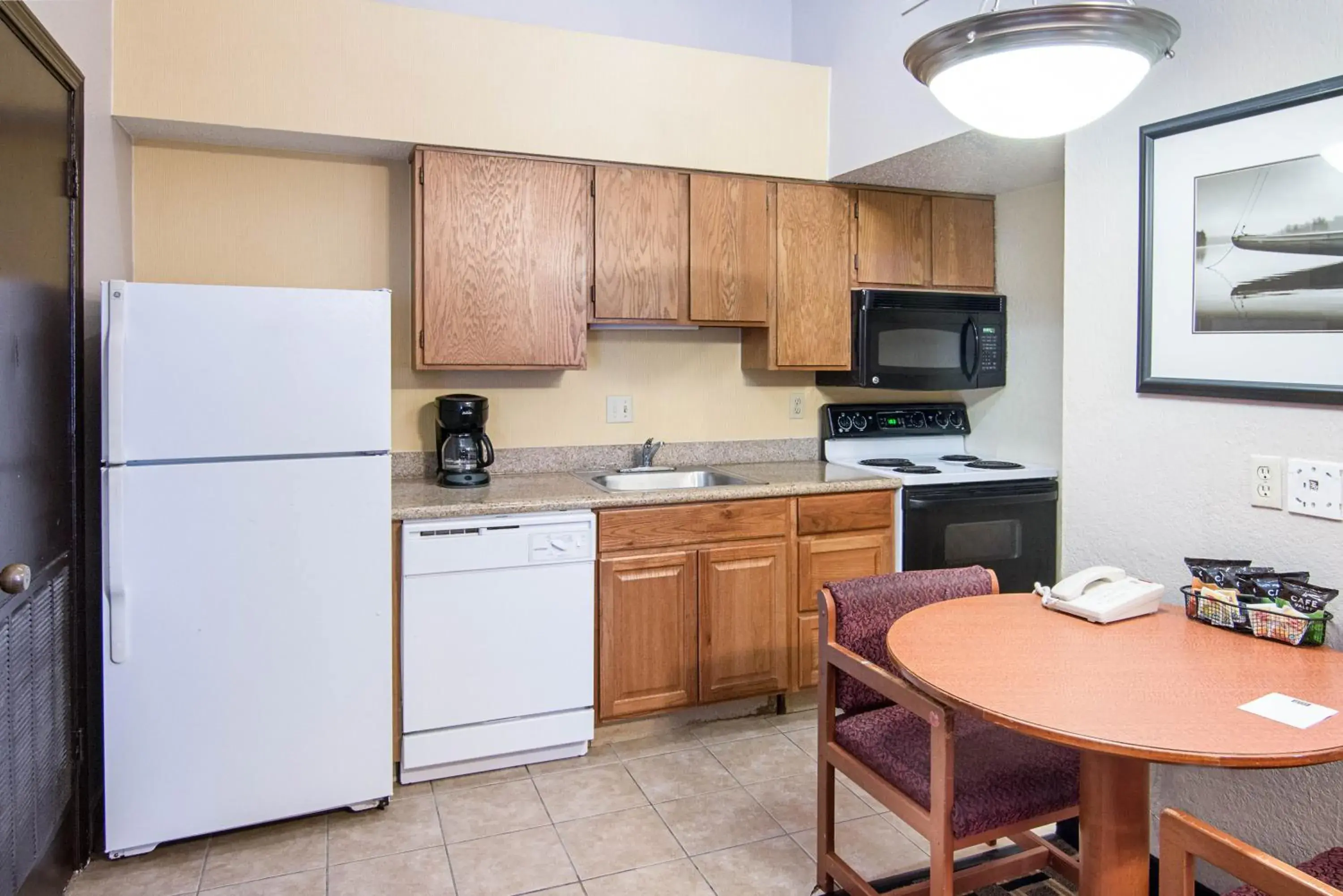 Kitchen or kitchenette, Kitchen/Kitchenette in Extended Studio Suites Hotel- Bossier City