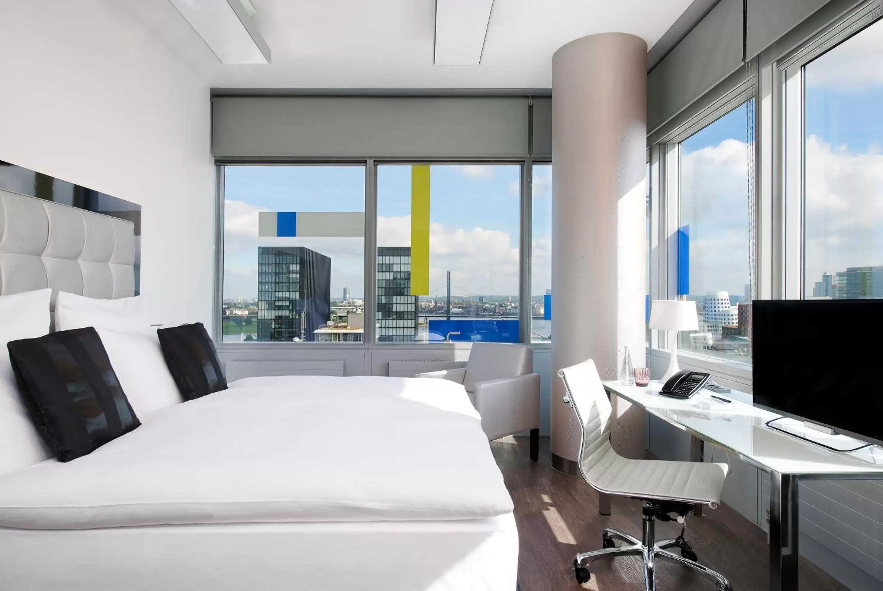 Photo of the whole room in INNSiDE by Meliá Düsseldorf Hafen