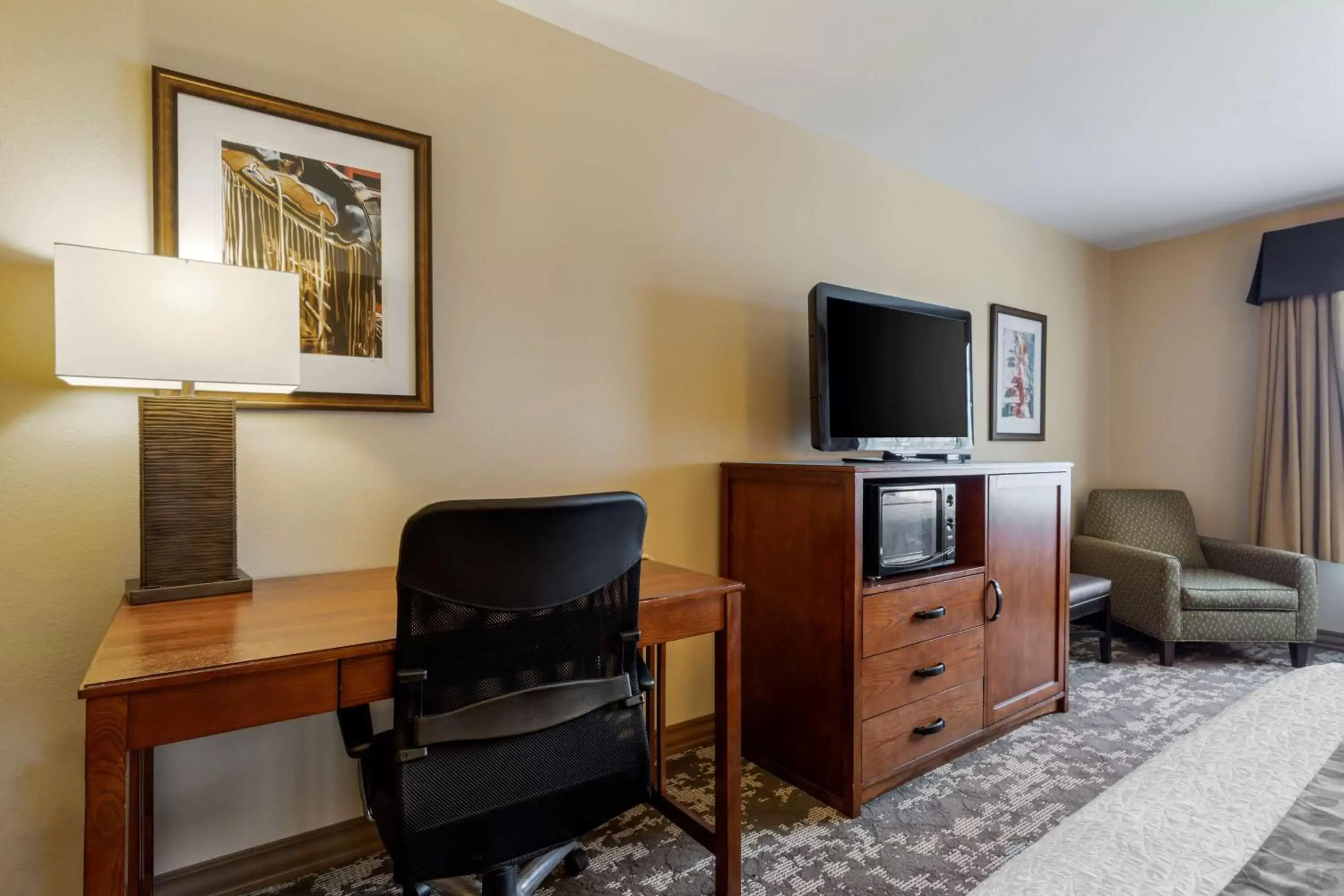 Bedroom, TV/Entertainment Center in Best Western Plus Red River Inn