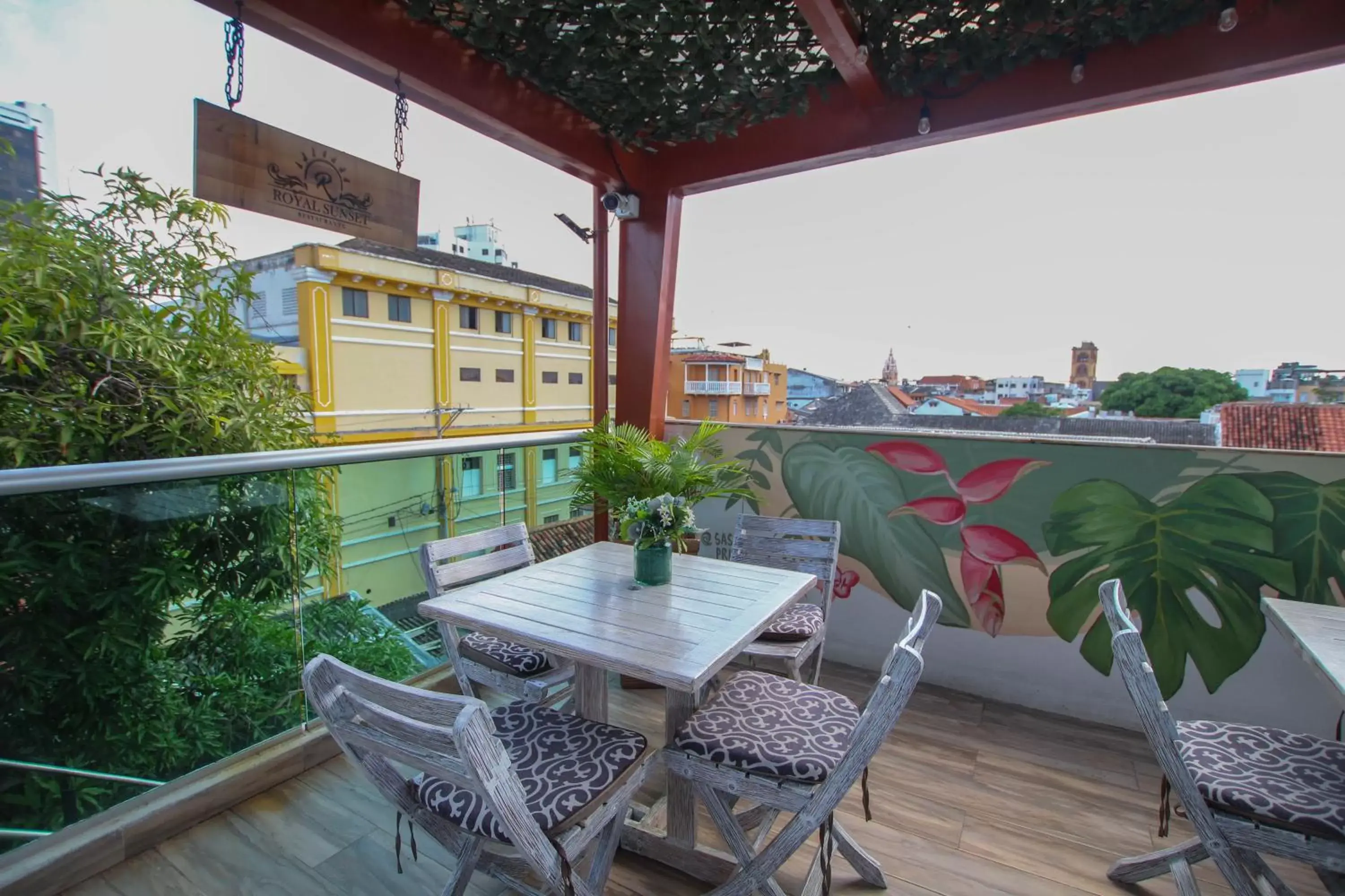 Restaurant/places to eat, Balcony/Terrace in Hotel Cartagena Royal Inn