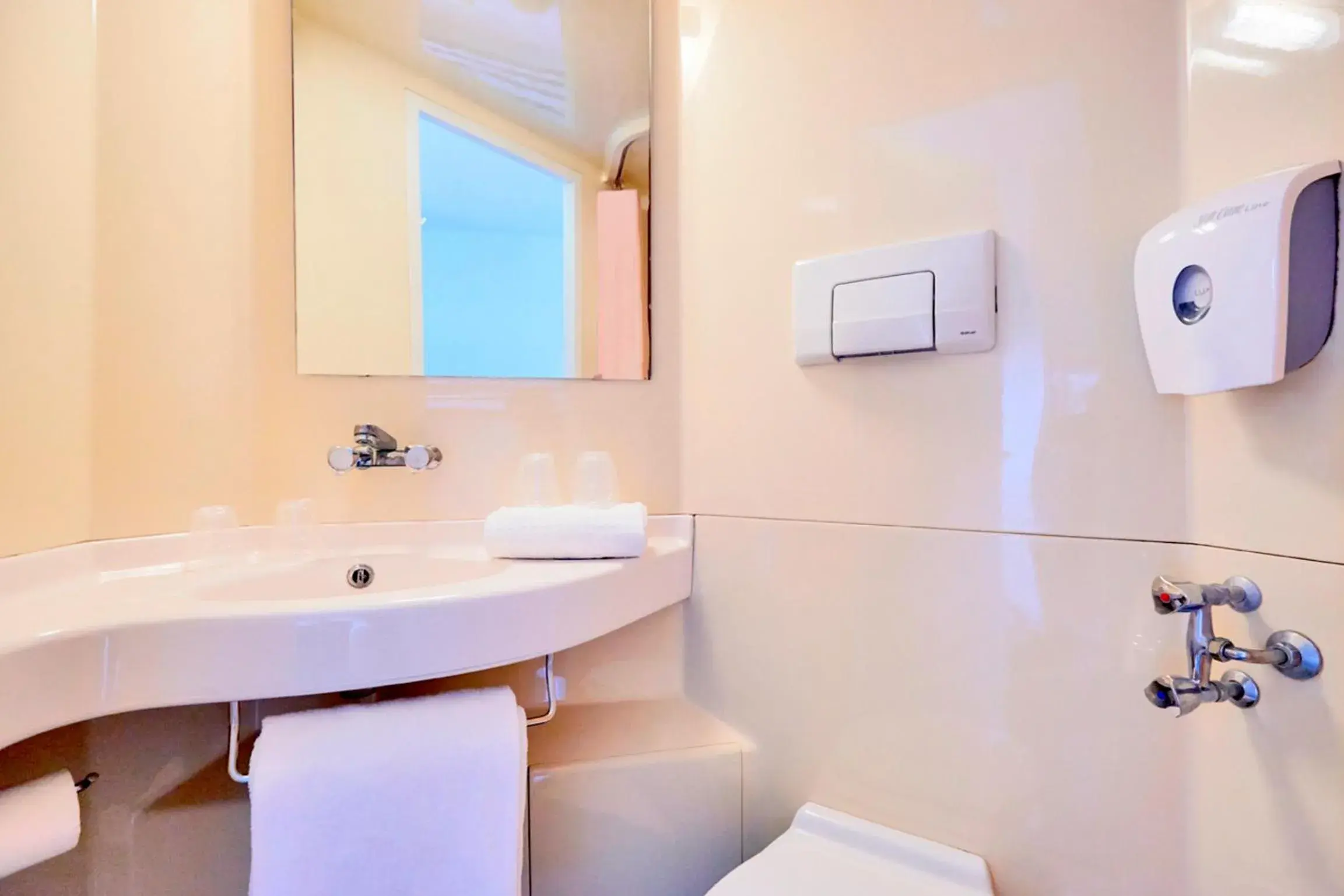 Shower, Bathroom in Premiere Classe Dunkerque Sud - Loon Plage