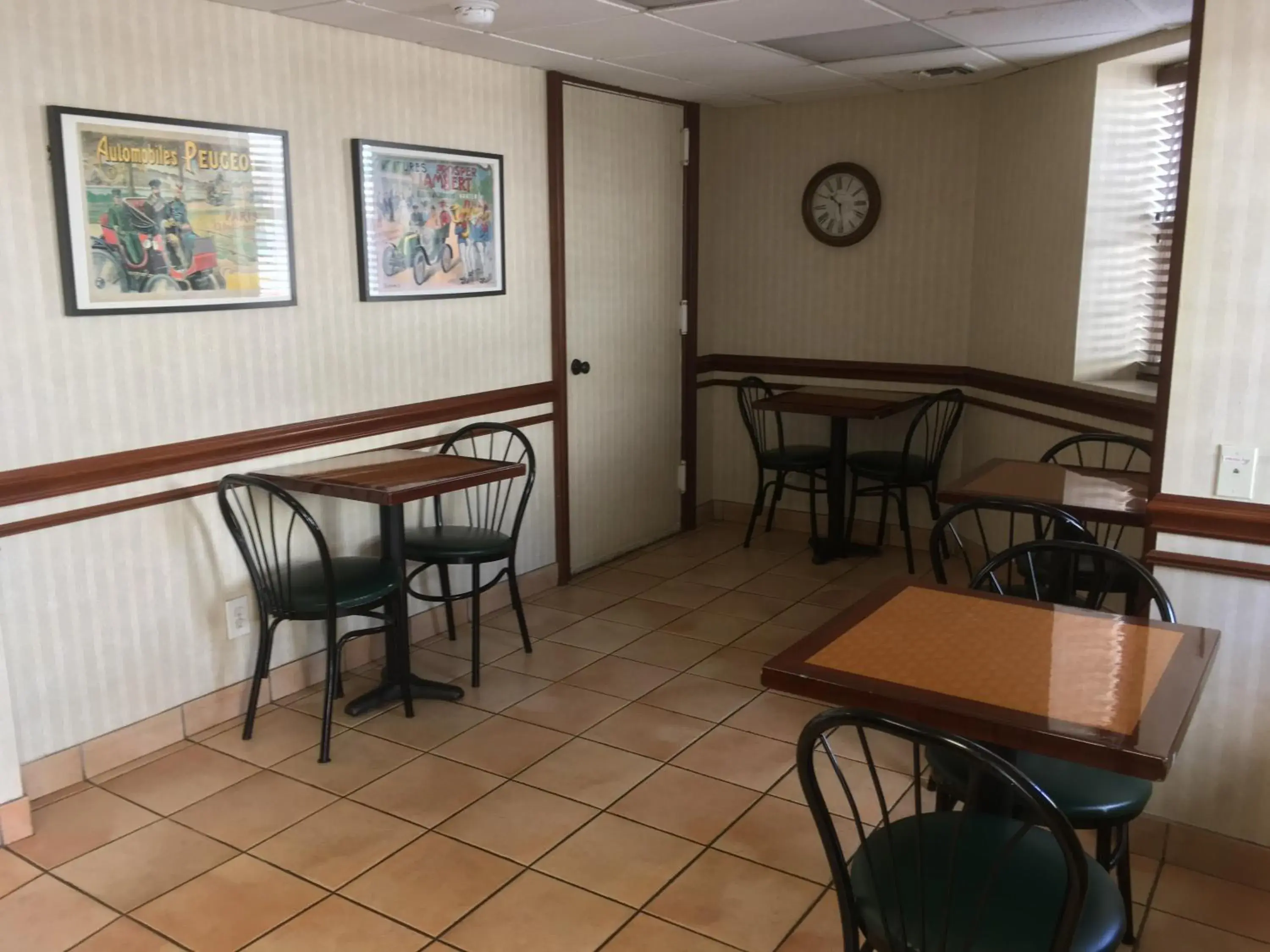 Restaurant/places to eat in Whitman Motor Lodge