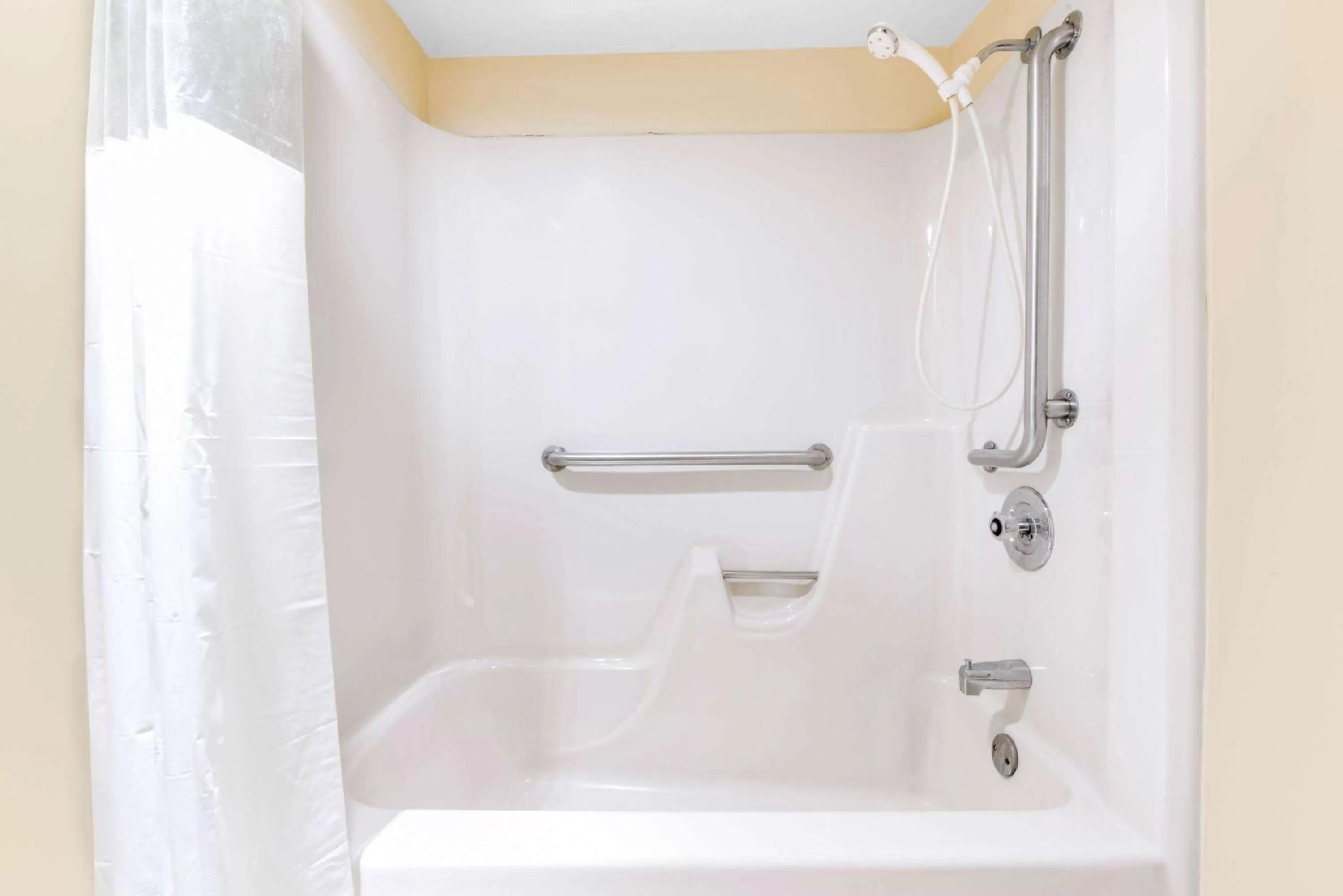 Bathroom in Days Inn by Wyndham Monett