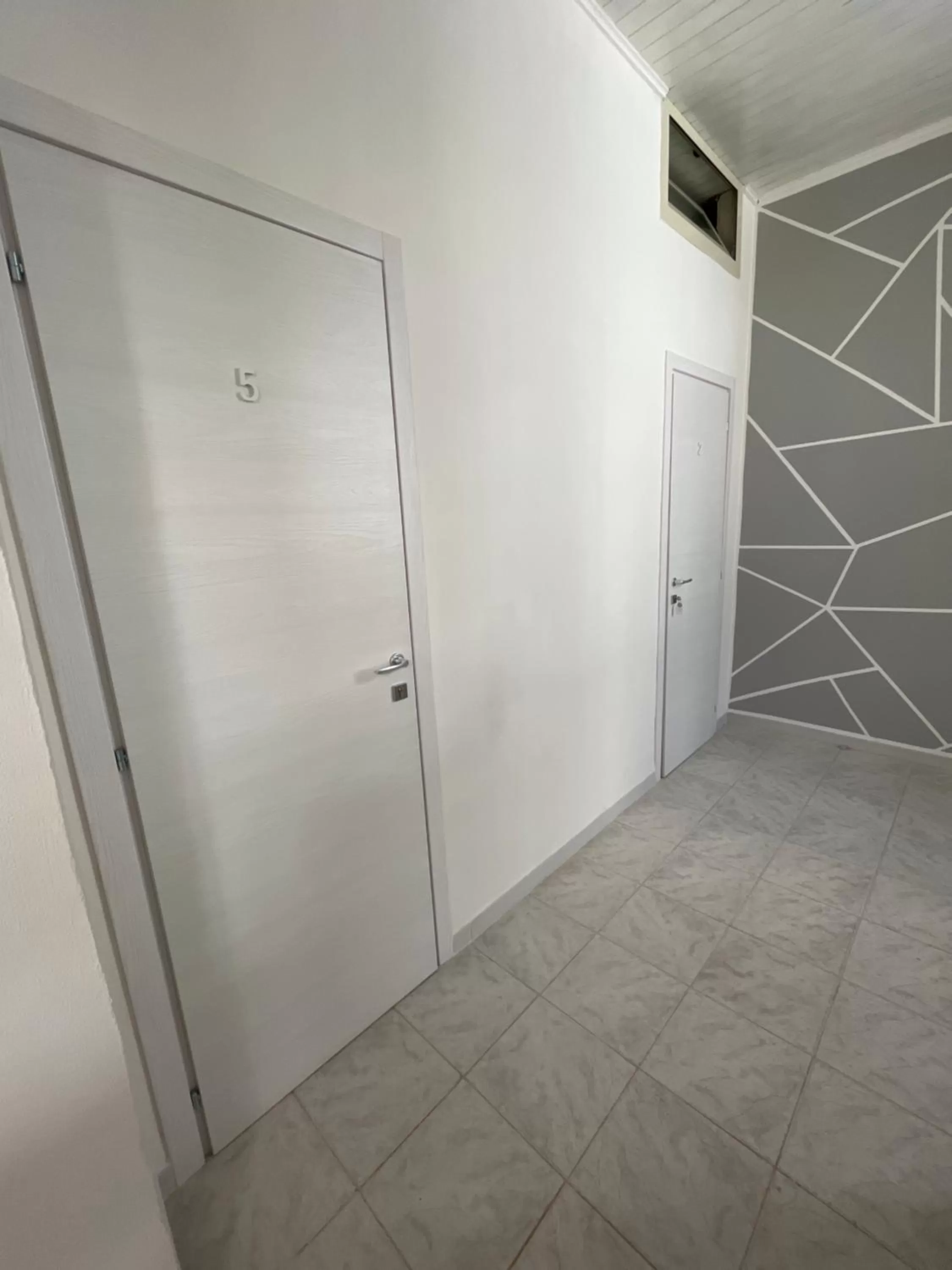 Property building, Bathroom in Regina Rooms