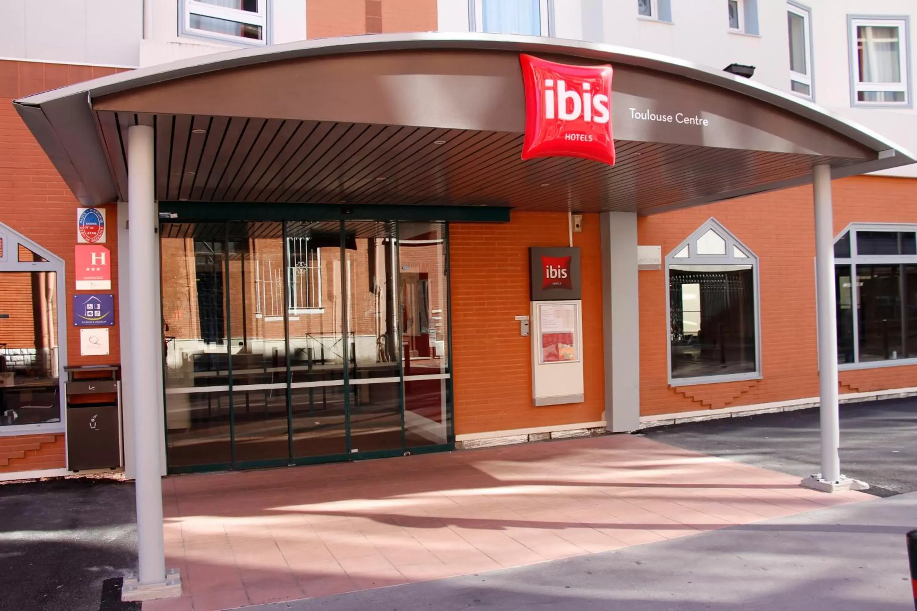 Facade/entrance in ibis Toulouse Centre