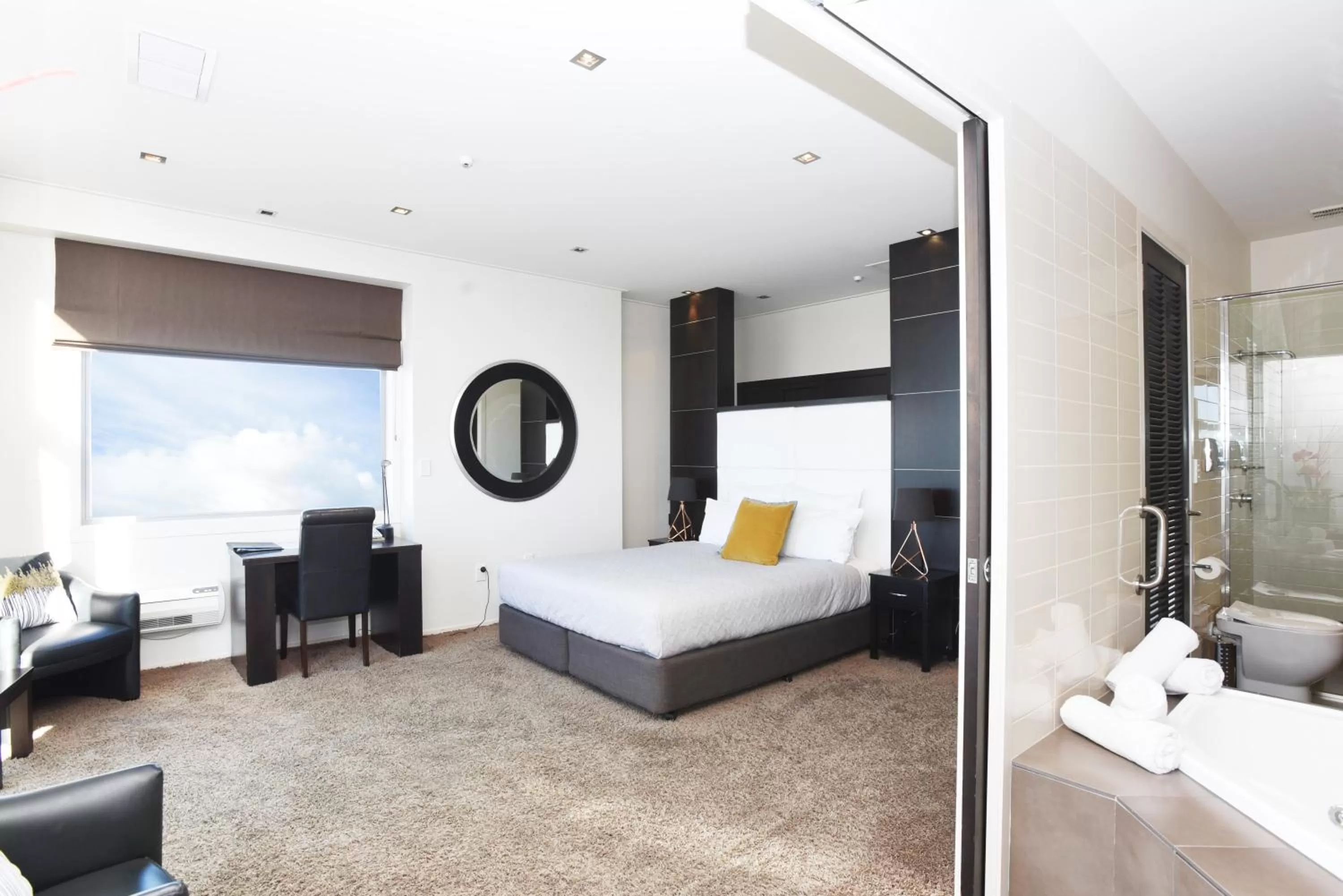 Bedroom, Bed in Kelvin Hotel