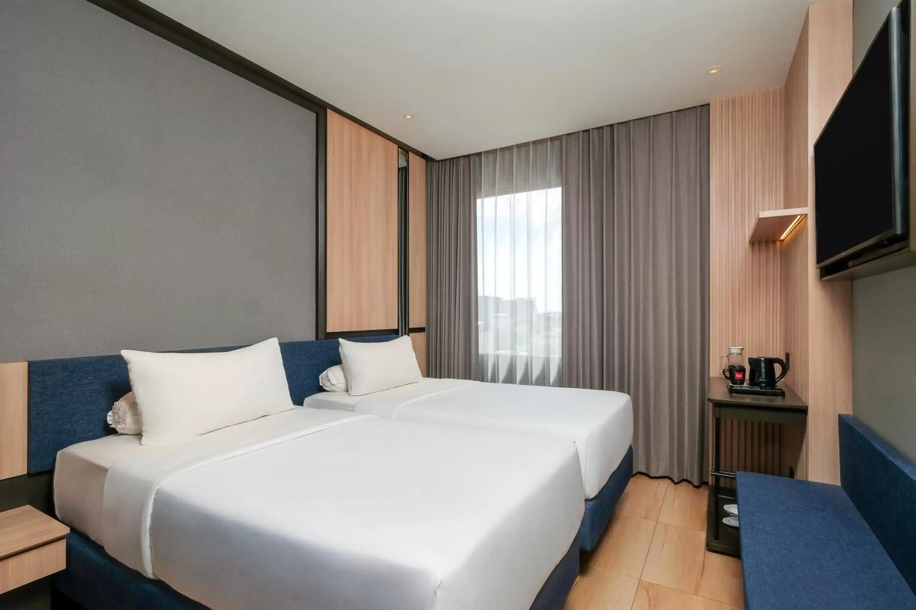 Bedroom, Bed in ibis Surabaya Tidar