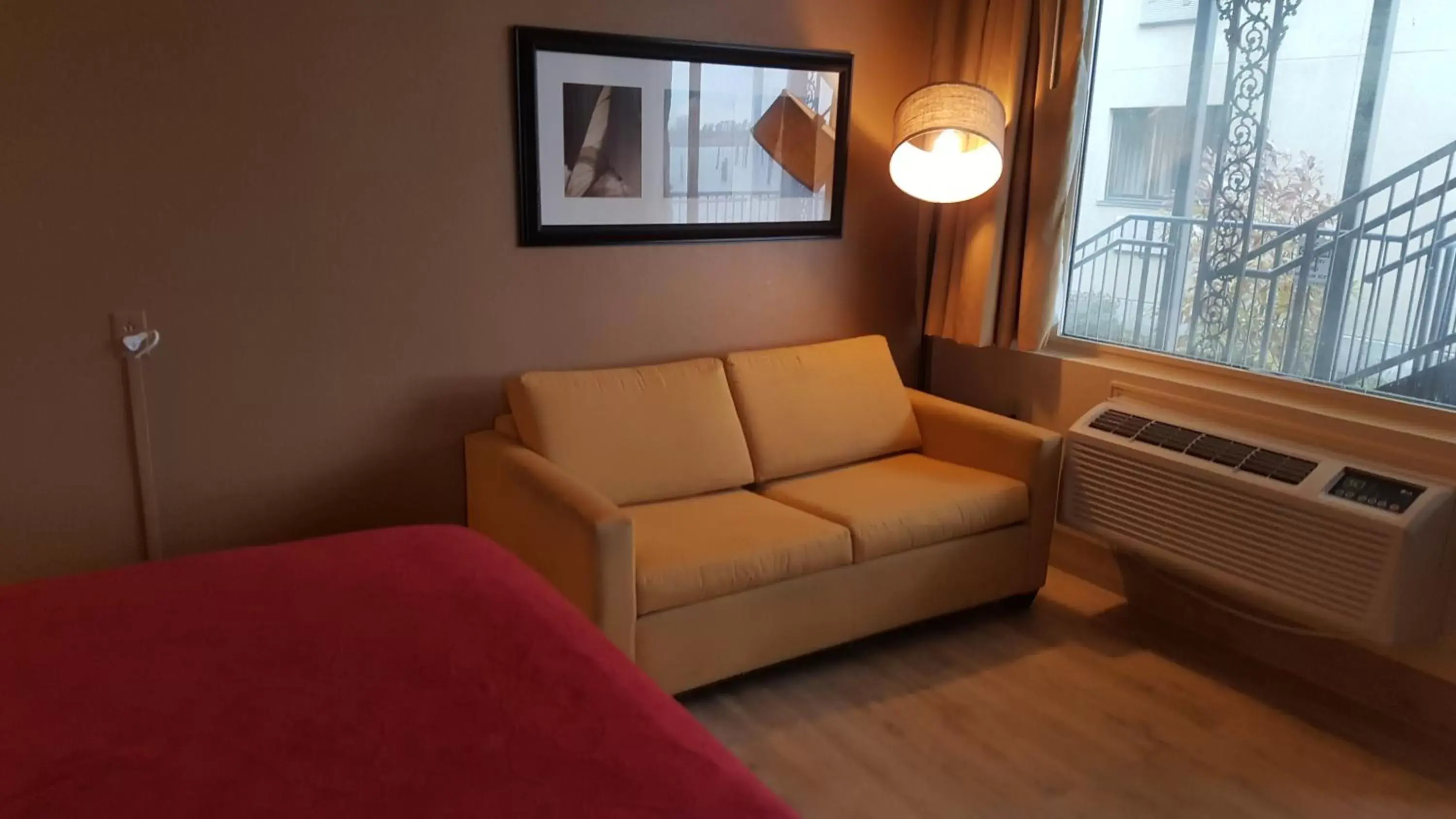 Bedroom, Seating Area in Airport Waterfront Inn