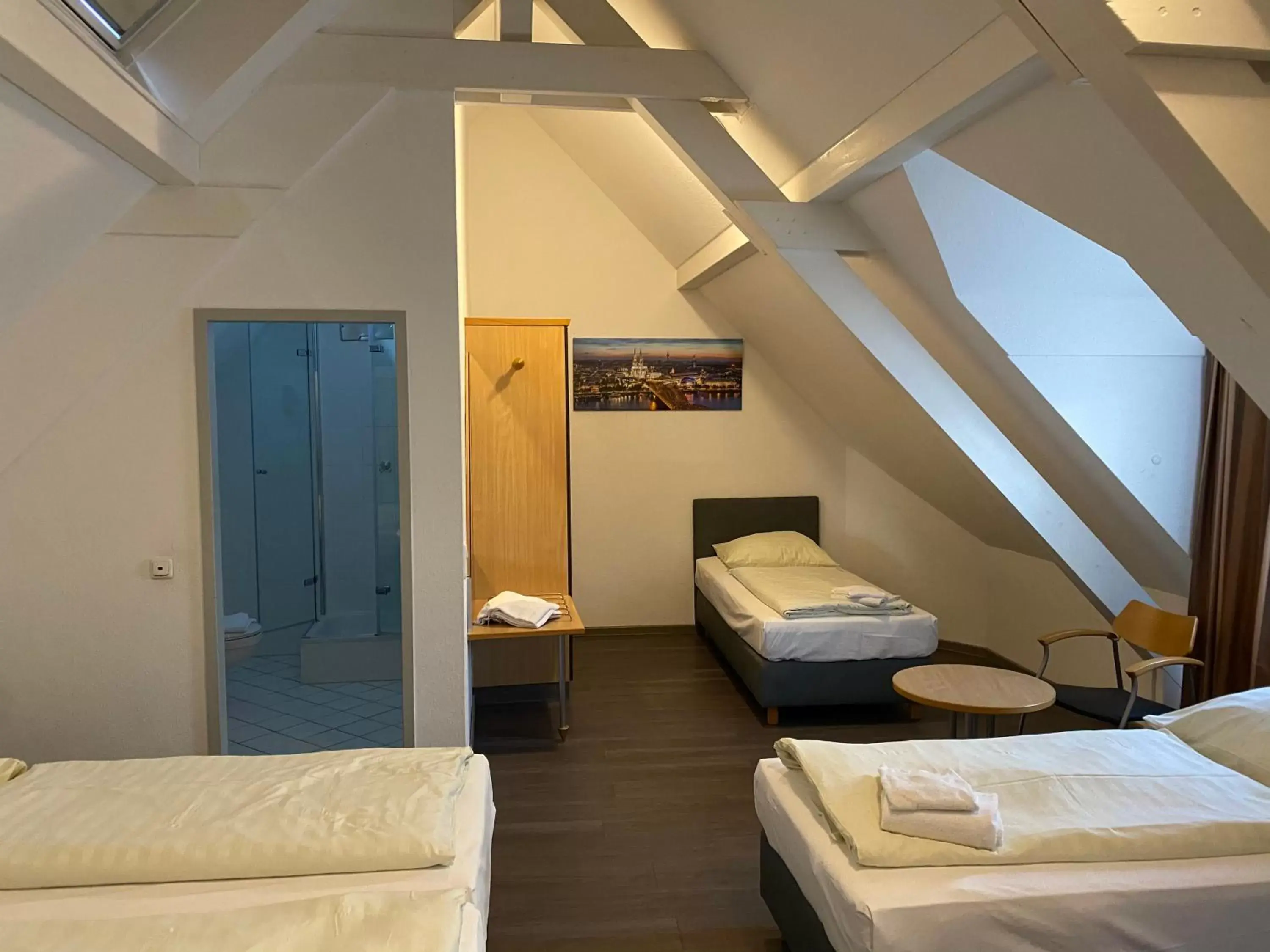 Photo of the whole room, Bed in Opera Hotel Köln Photo of the whole room, Bed in Opera Hotel Köln