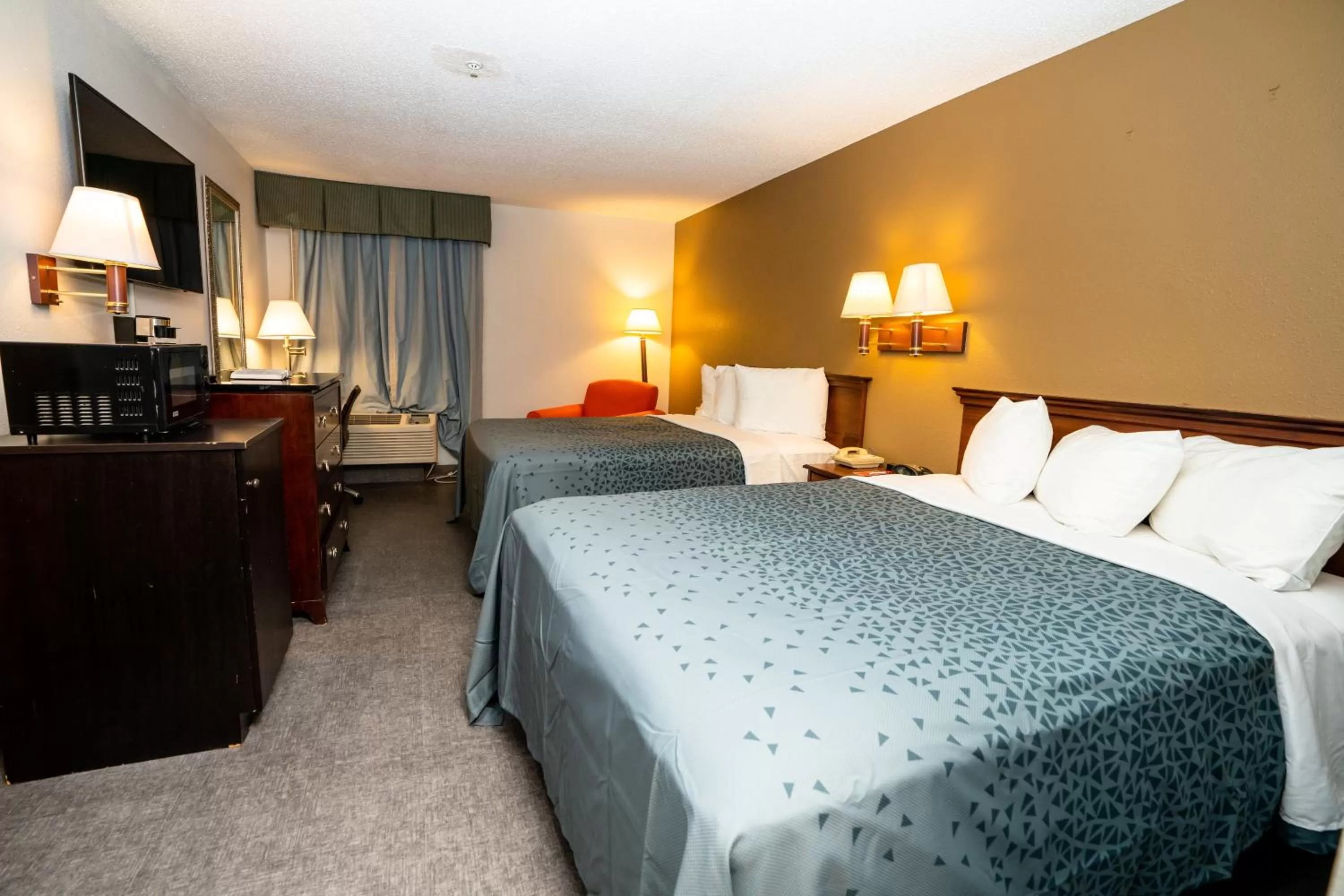 Deluxe Queen Room with Two Queen Beds in Econo Lodge