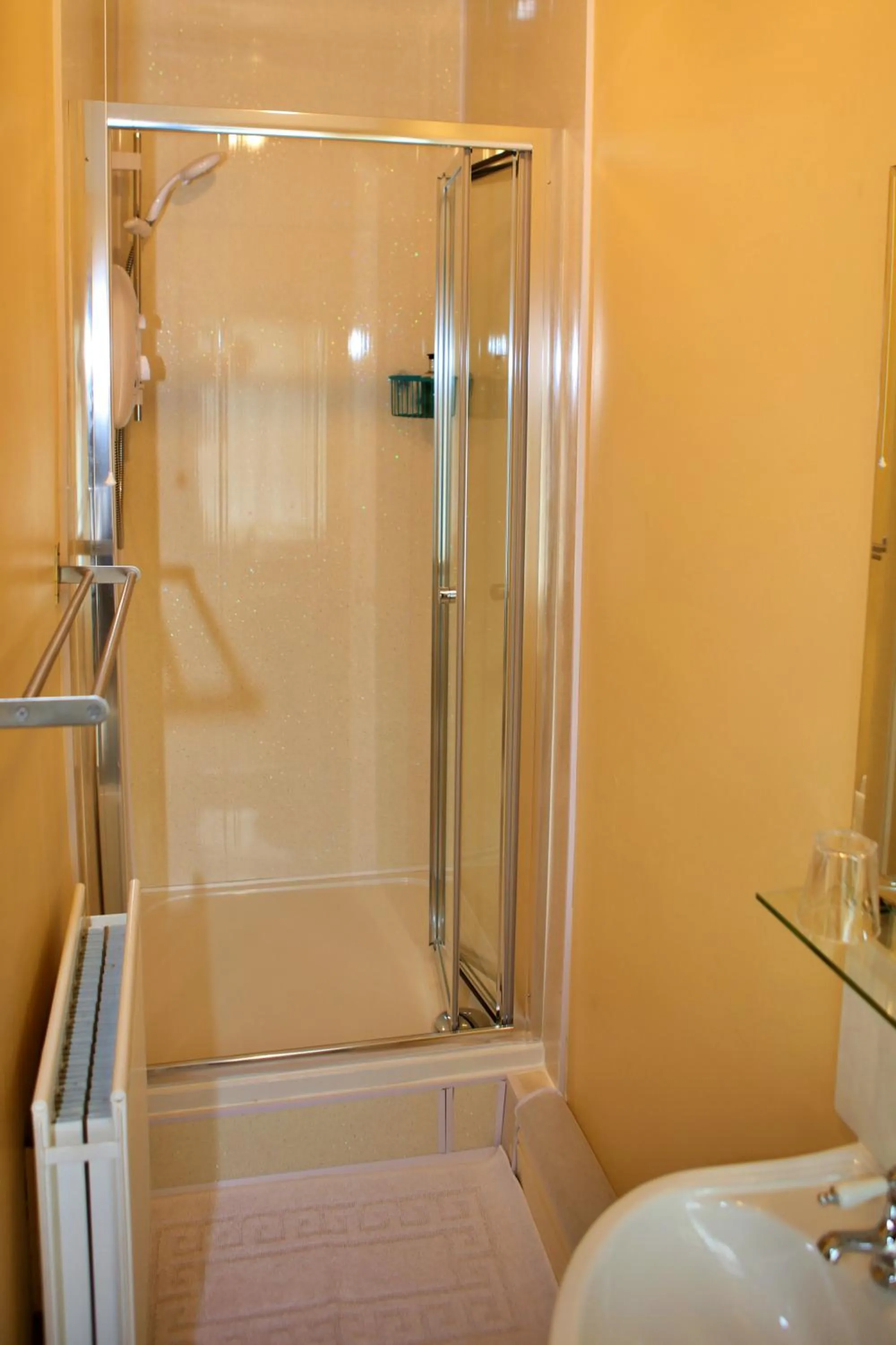 Shower in Wortley Cottage Guest House