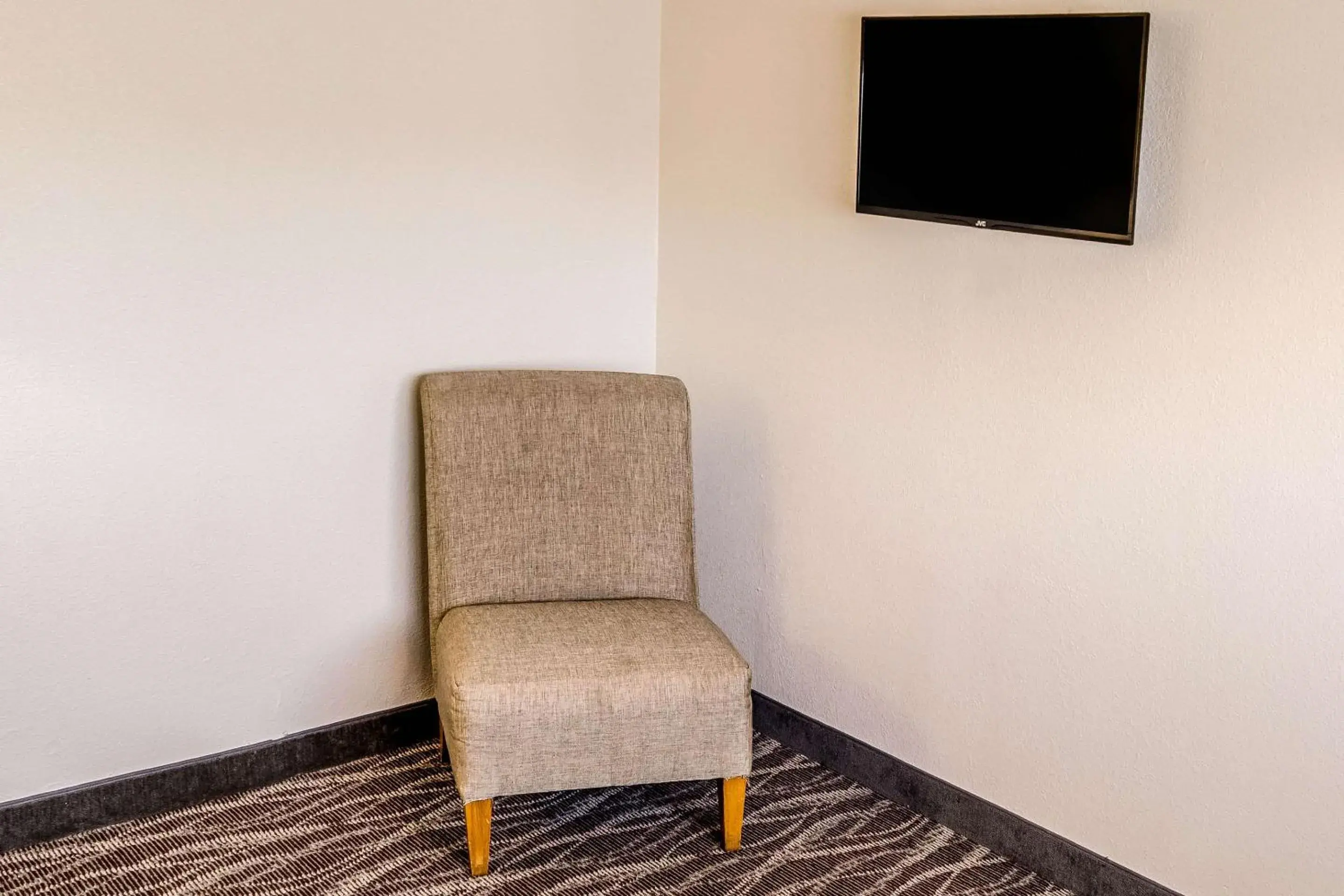 Photo of the whole room, TV/Entertainment Center in Comfort Inn Downtown Charleston