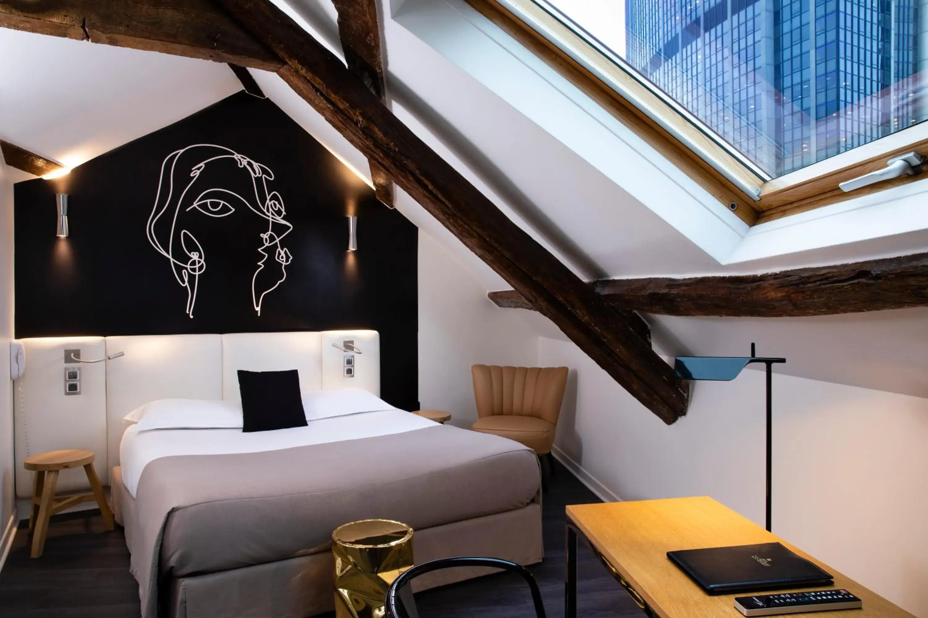 Landmark view, Bed in Hotel Montparnasse Saint Germain