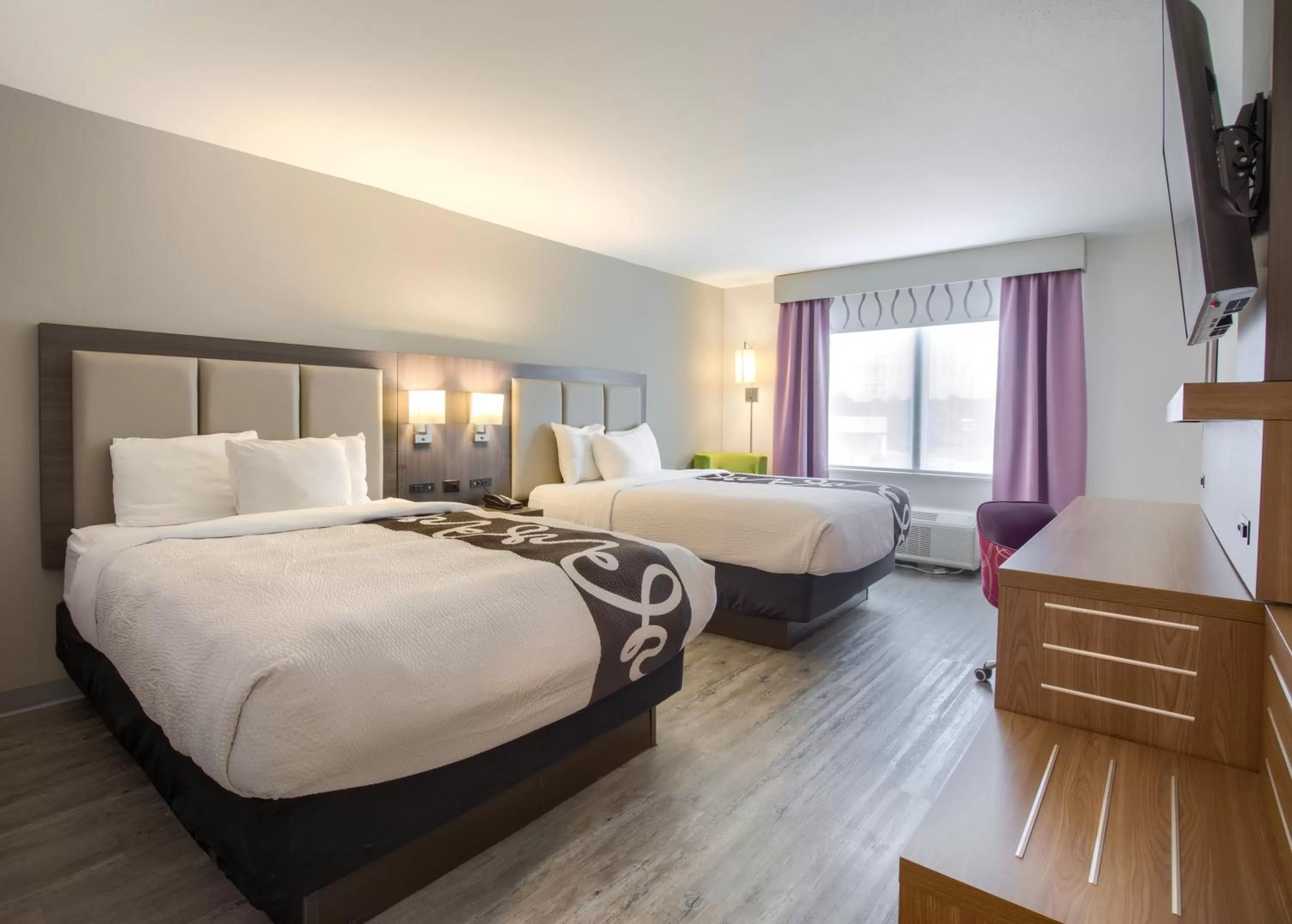 Photo of the whole room, Bed in La Quinta by Wyndham Mobile