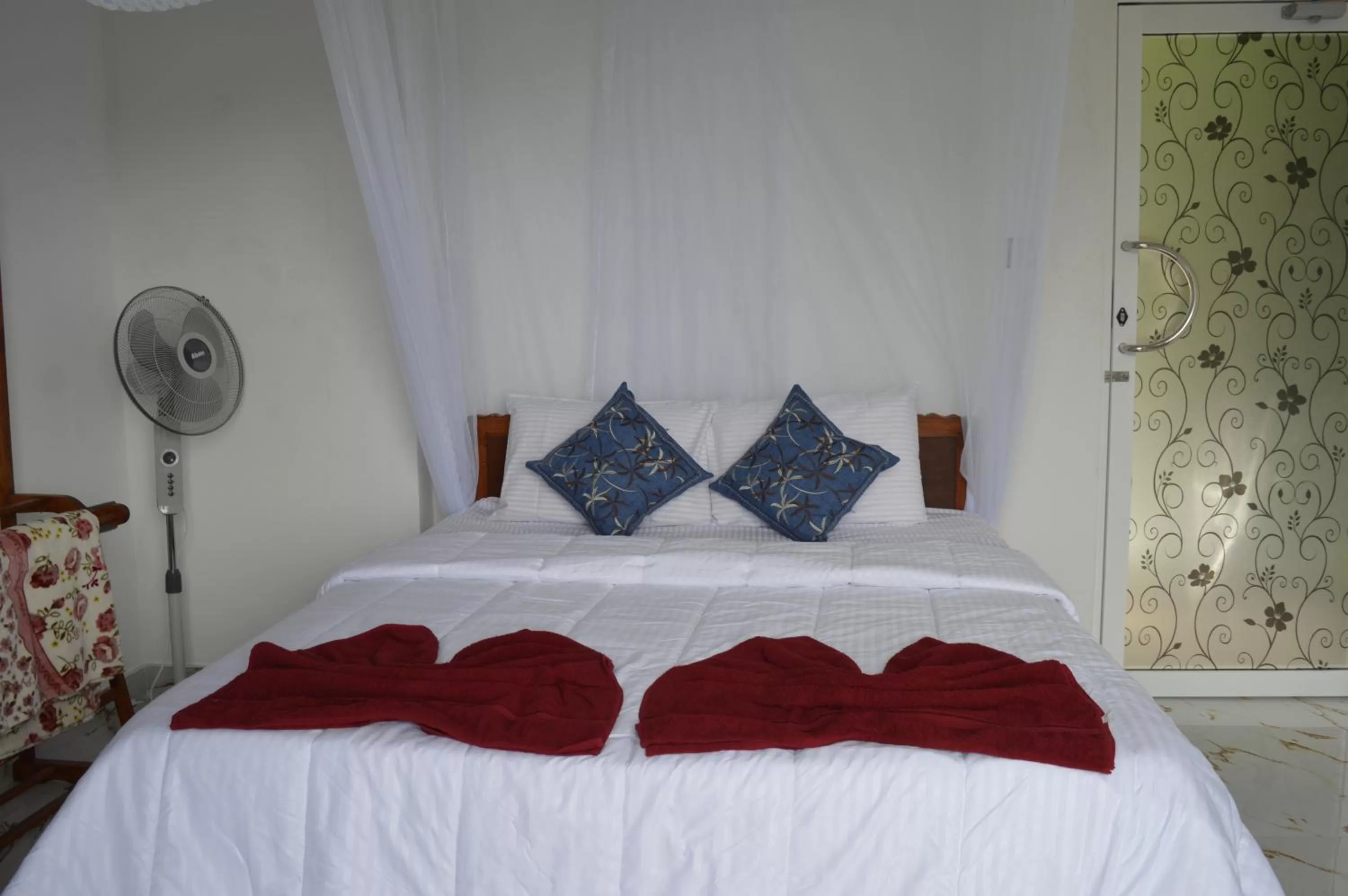 Bed in Heavens Seven