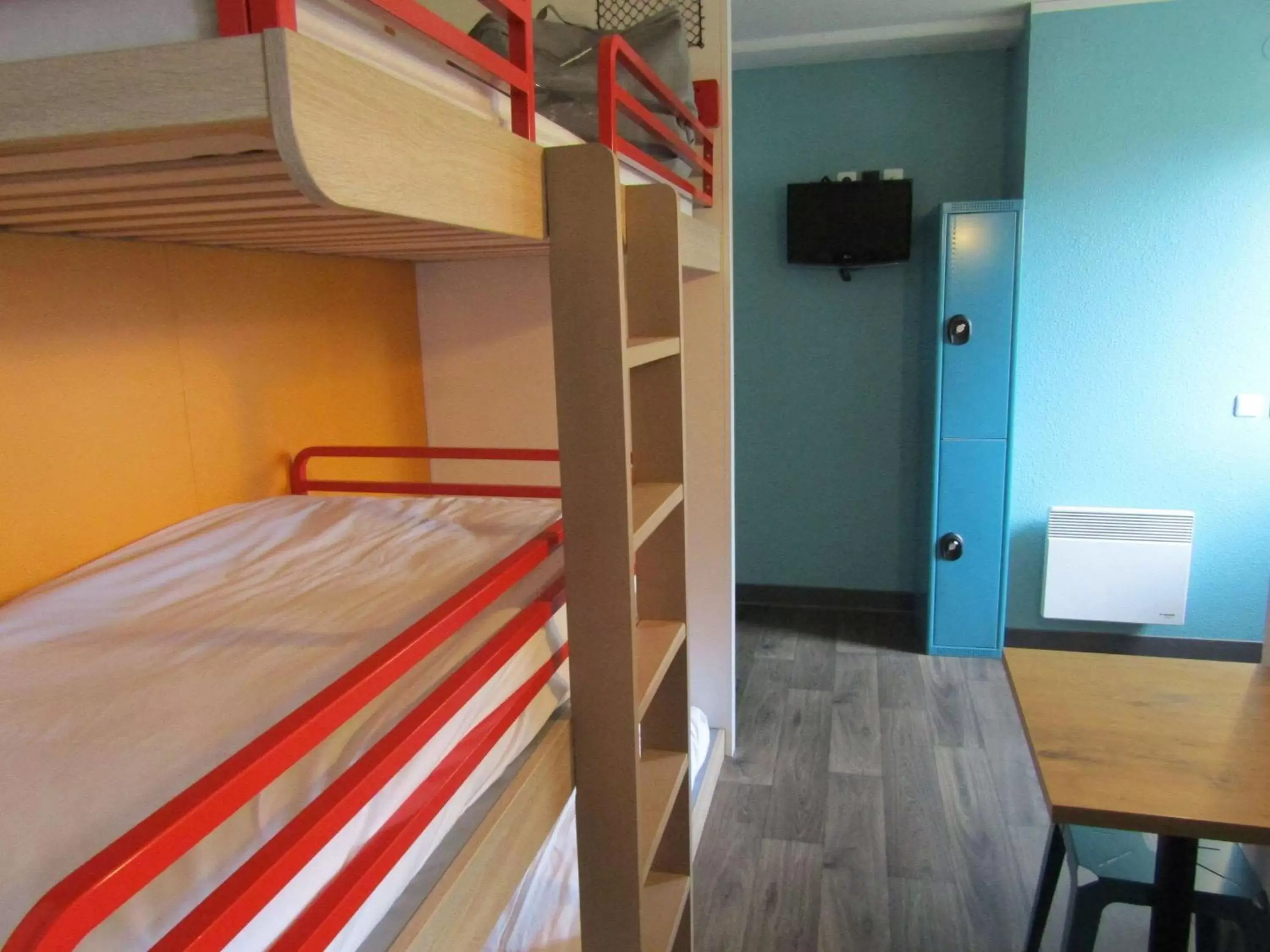 Photo of the whole room, Bunk Bed in HOTEL F1 Lyon Genay Massieux