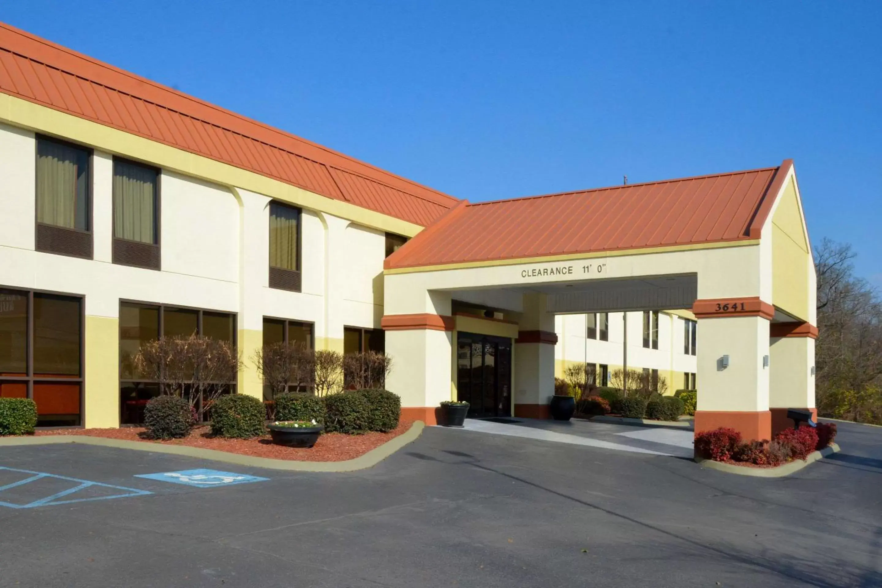 Property Building in Clarion Inn near Lookout Mountain