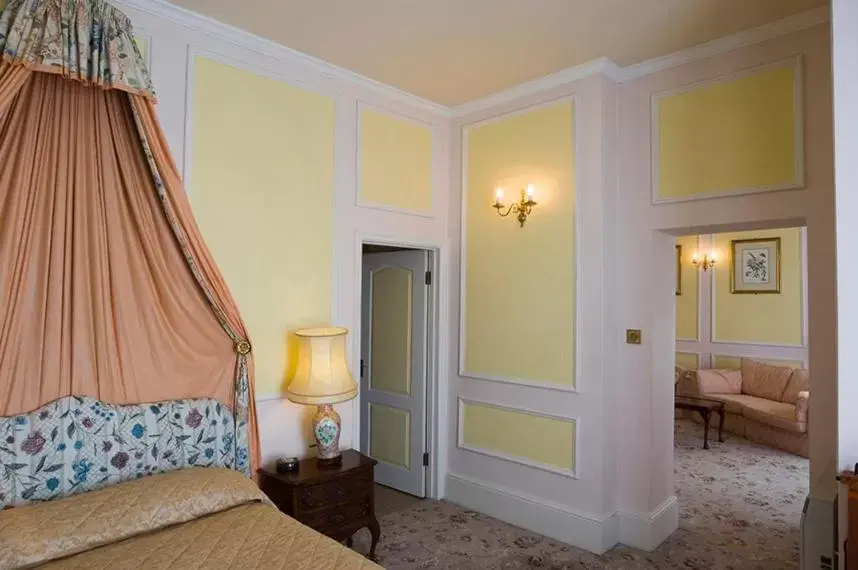 Bedroom, Seating Area in Royal Victoria Hotel