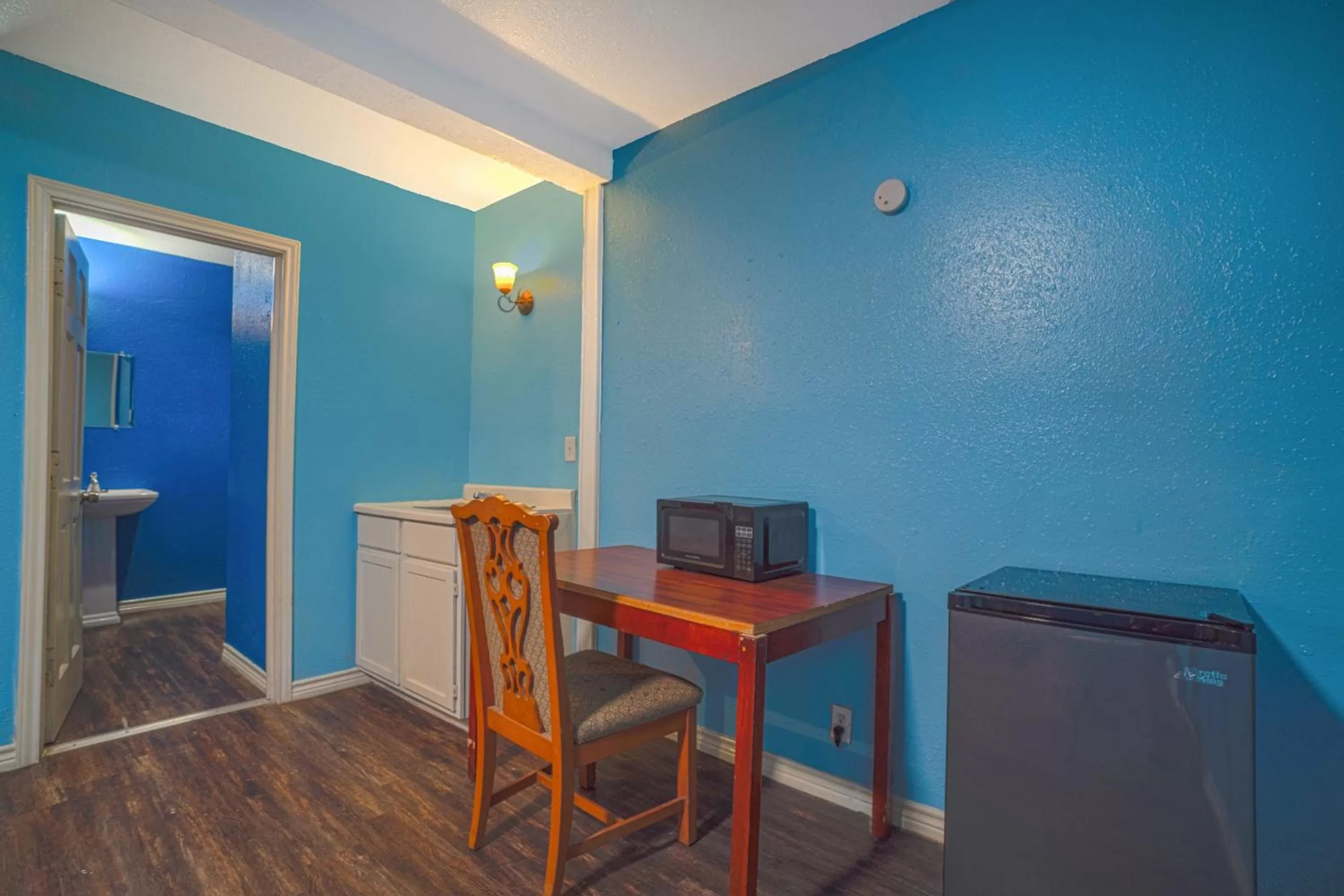 Dining area in Plaza Motel Corpus Christi by OYO