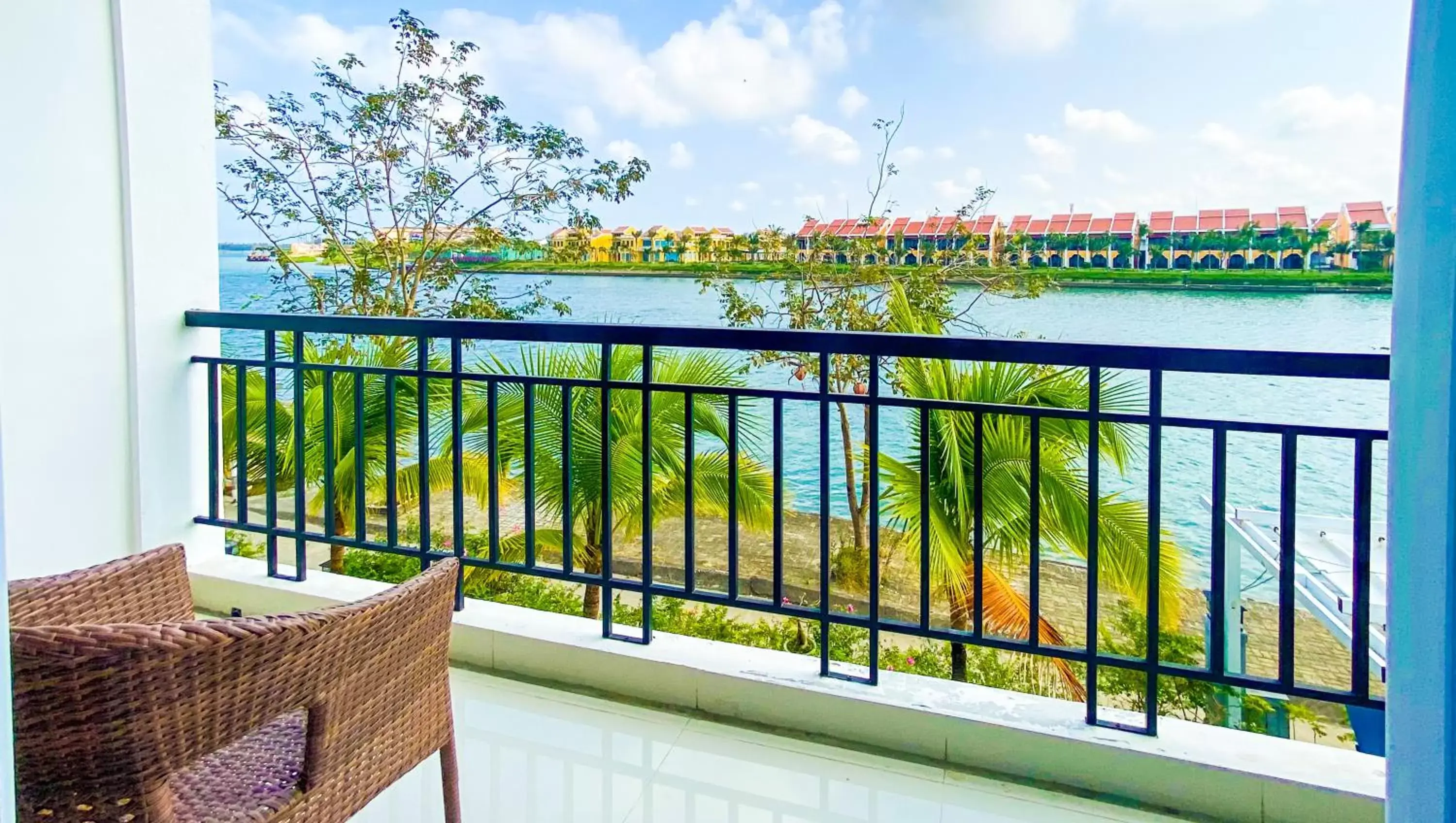 Nearby landmark, Balcony/Terrace in Riverside White House Hotel