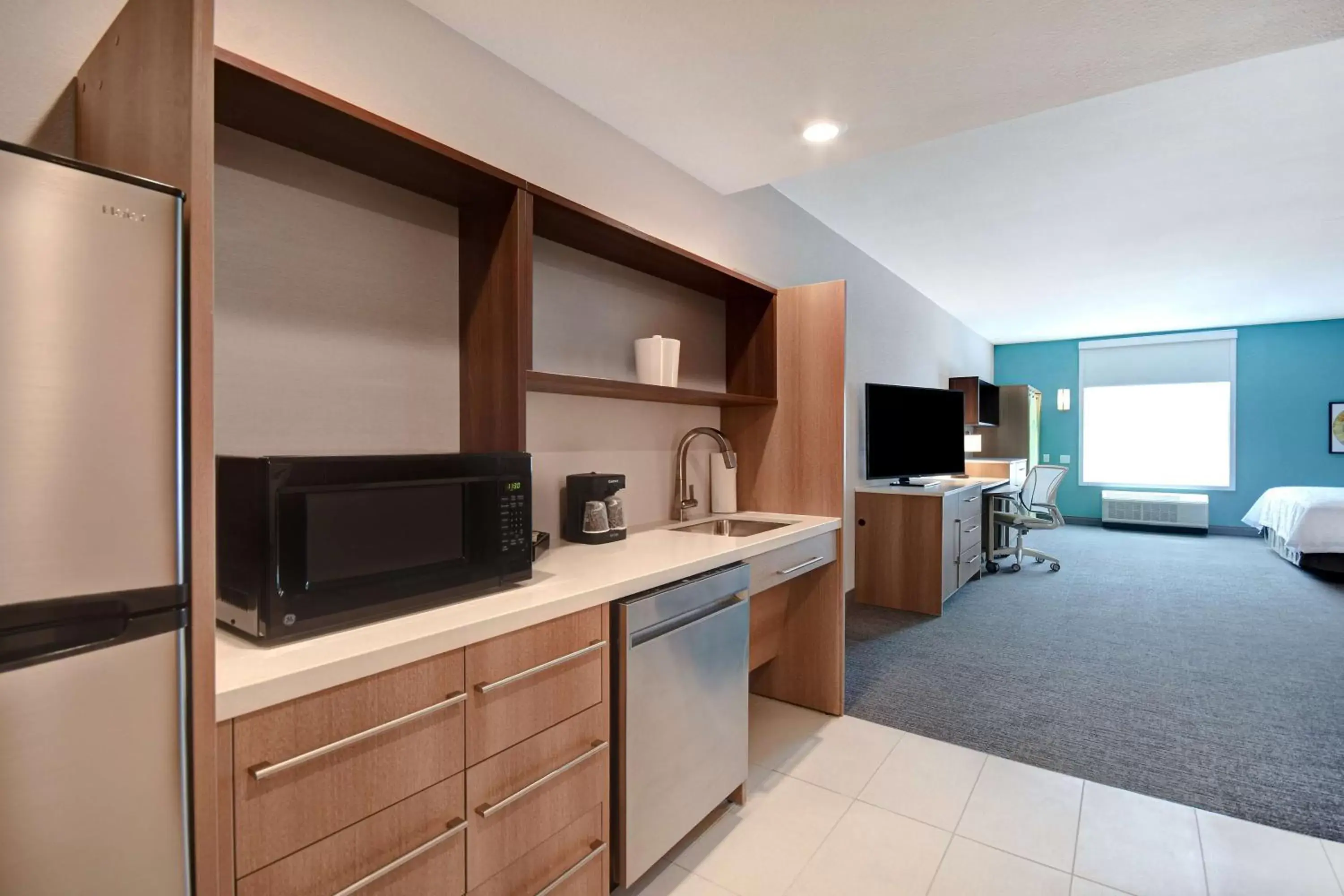 Kitchen or kitchenette, TV/Entertainment Center in Home2 Suites By Hilton Tucson Downtown