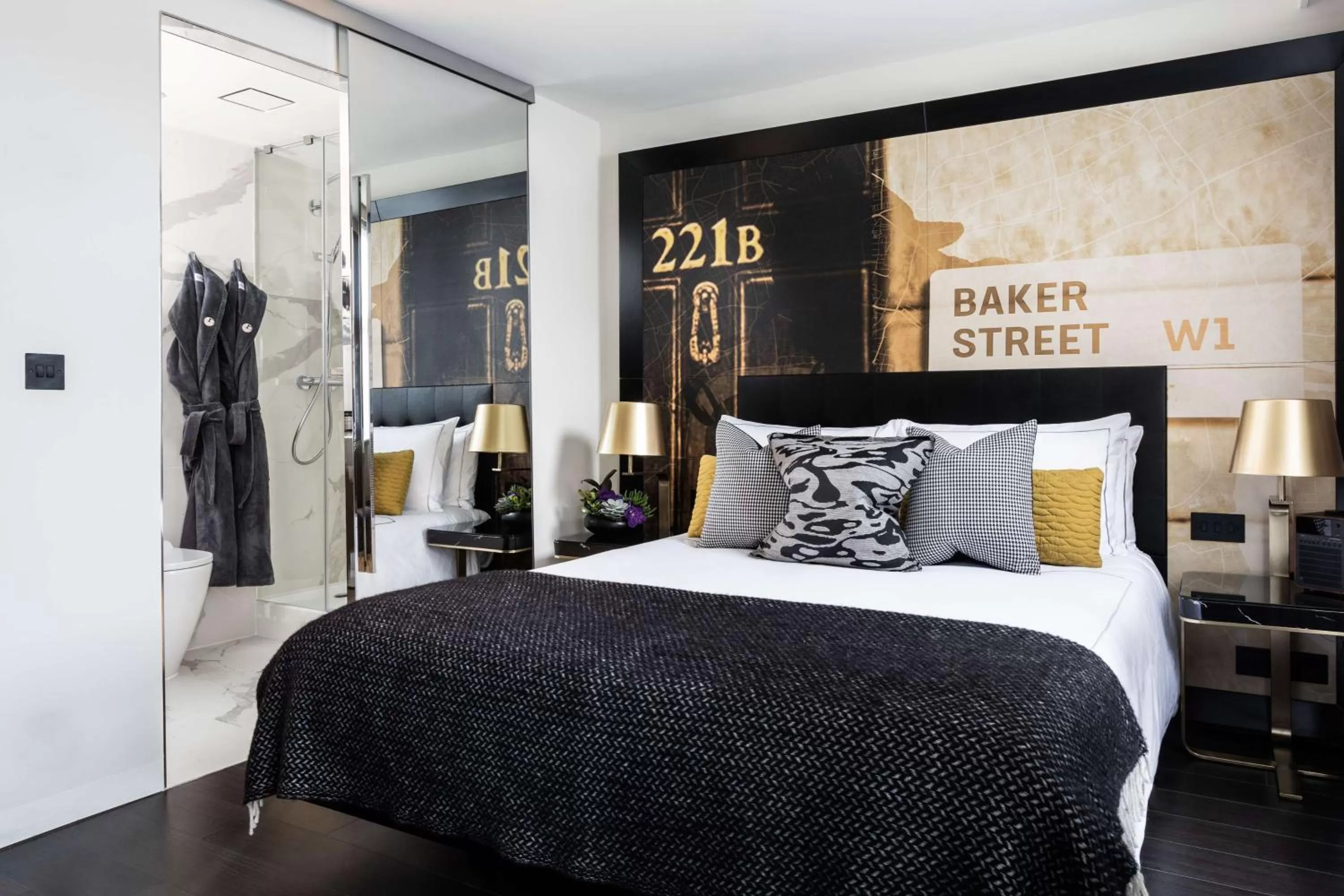 Bedroom, Bed in Holmes Hotel London