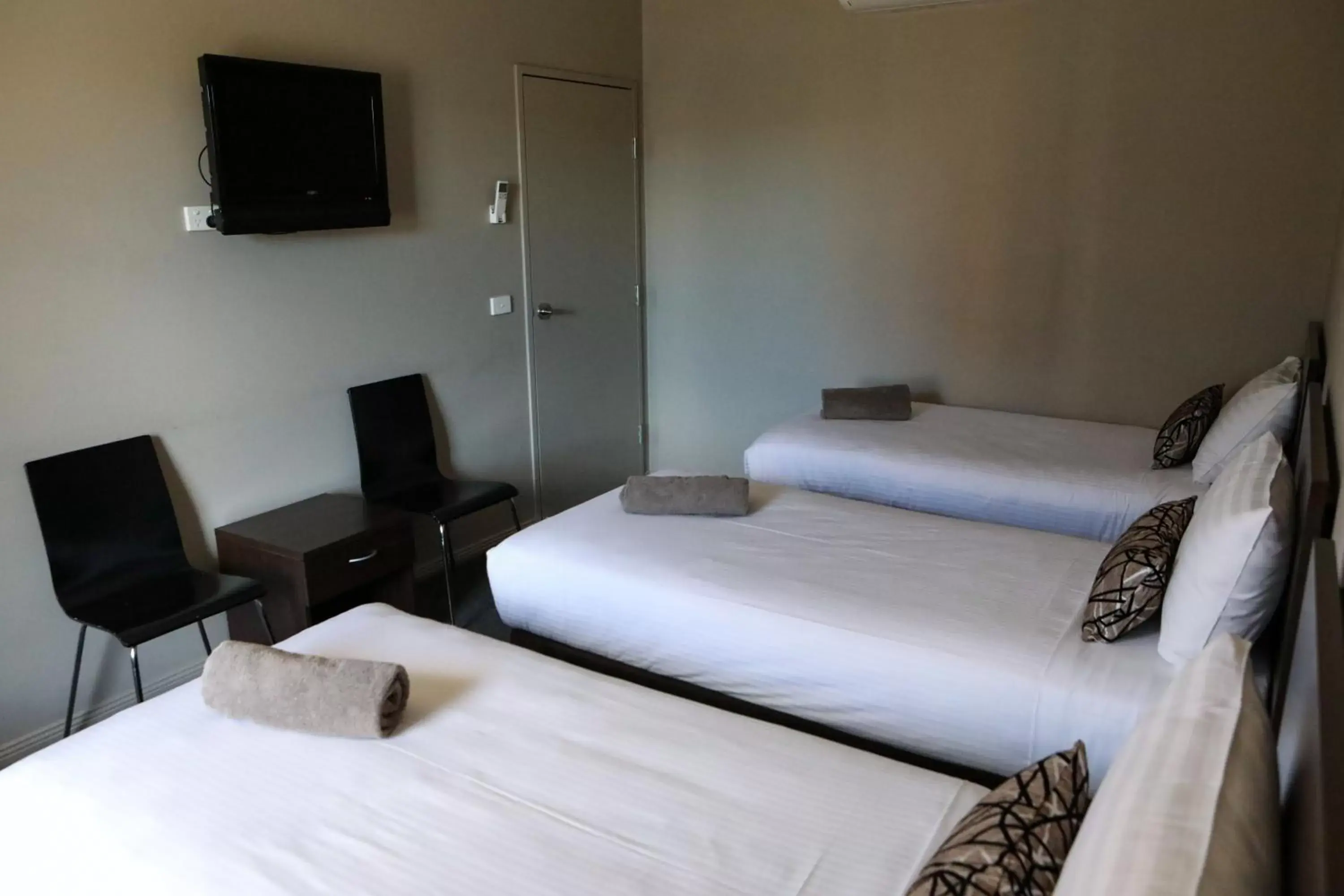 Bed in Akuna Motor Inn and Apartments